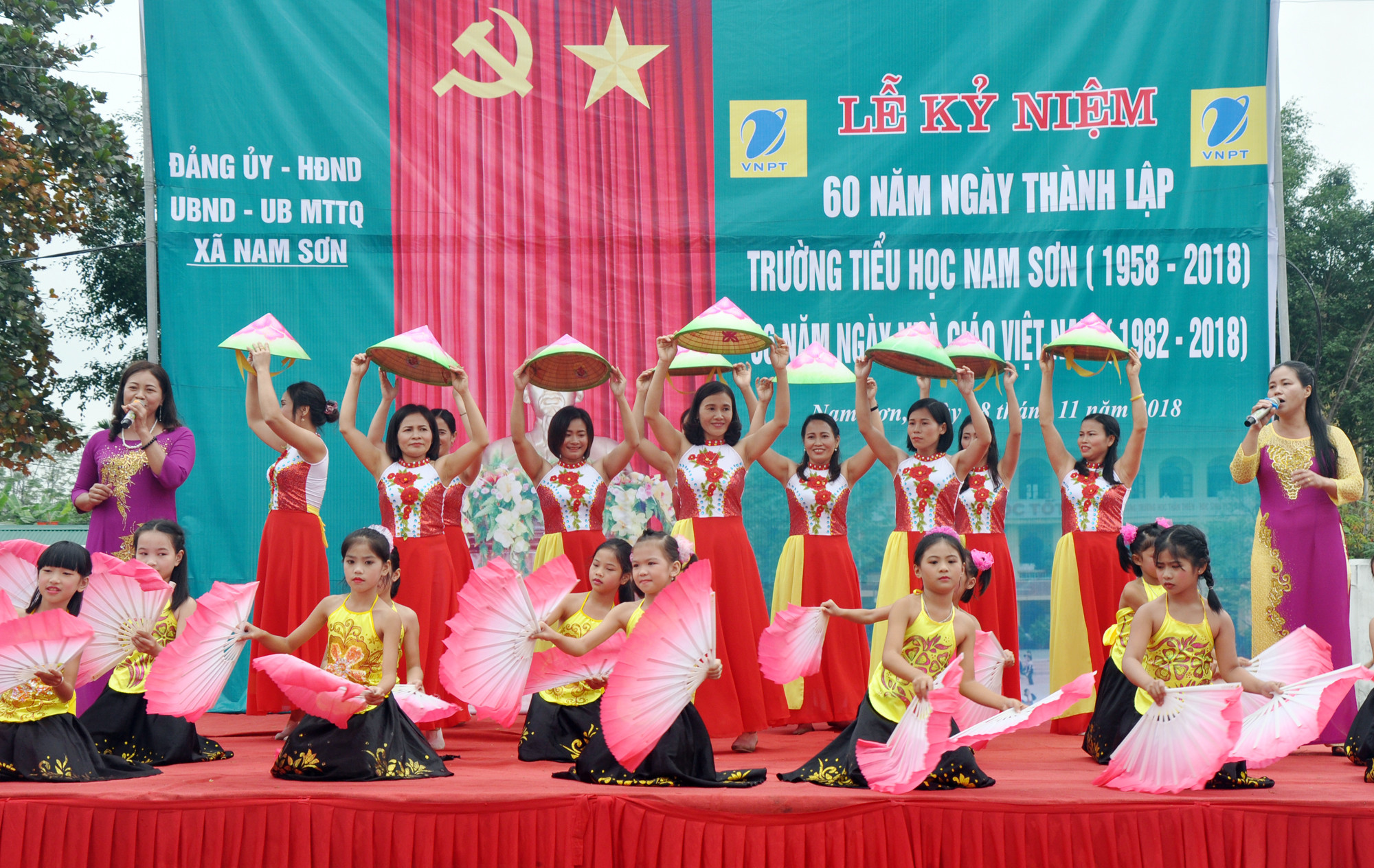 Tiết mục văn nghệ chào mừng của tập thể giáo viên và học sinh Trường Tiểu học Nam Sơn. 