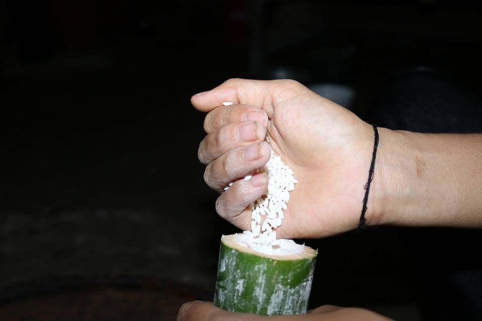 Gạo để làm cơm lam là gạo nếp mới được thu hoạch trên nương về, có thể là nếp trắng hoặc nếp cẩm thơm ngon. Trước khi cho gạo vào ống lam, người ta thường cho một ít nước vào trước, sau đó cho gạo vào ống và đổ nước đầy miệng ống ngâm qua đêm. Trước khi lam, miệng ống tre được nút bằng lá chuối rừng để khi lam cơm không bị nghe mùi khói và vẫn giữ nguyên được hương vị của nếp mới hòa quyện với mùi thơm của ống lam.