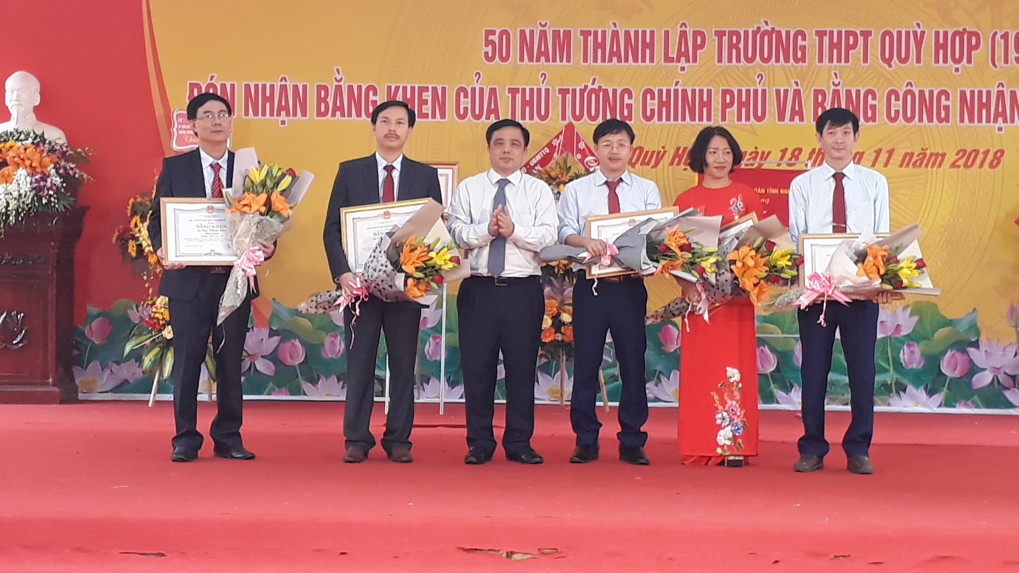 Đồng chí Huỳnh Thanh Điền, PCTUBND tỉnh trao bằng khen cho các cá nhân.