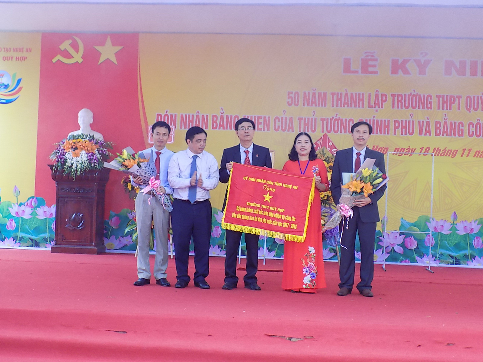 Đồng chí Huỳnh Thanh Điền Trao bằng khen của TTCP và cờ thi đua của UBND tỉnh cho lãnh đạo Trường THPT Quỳ Hợp.