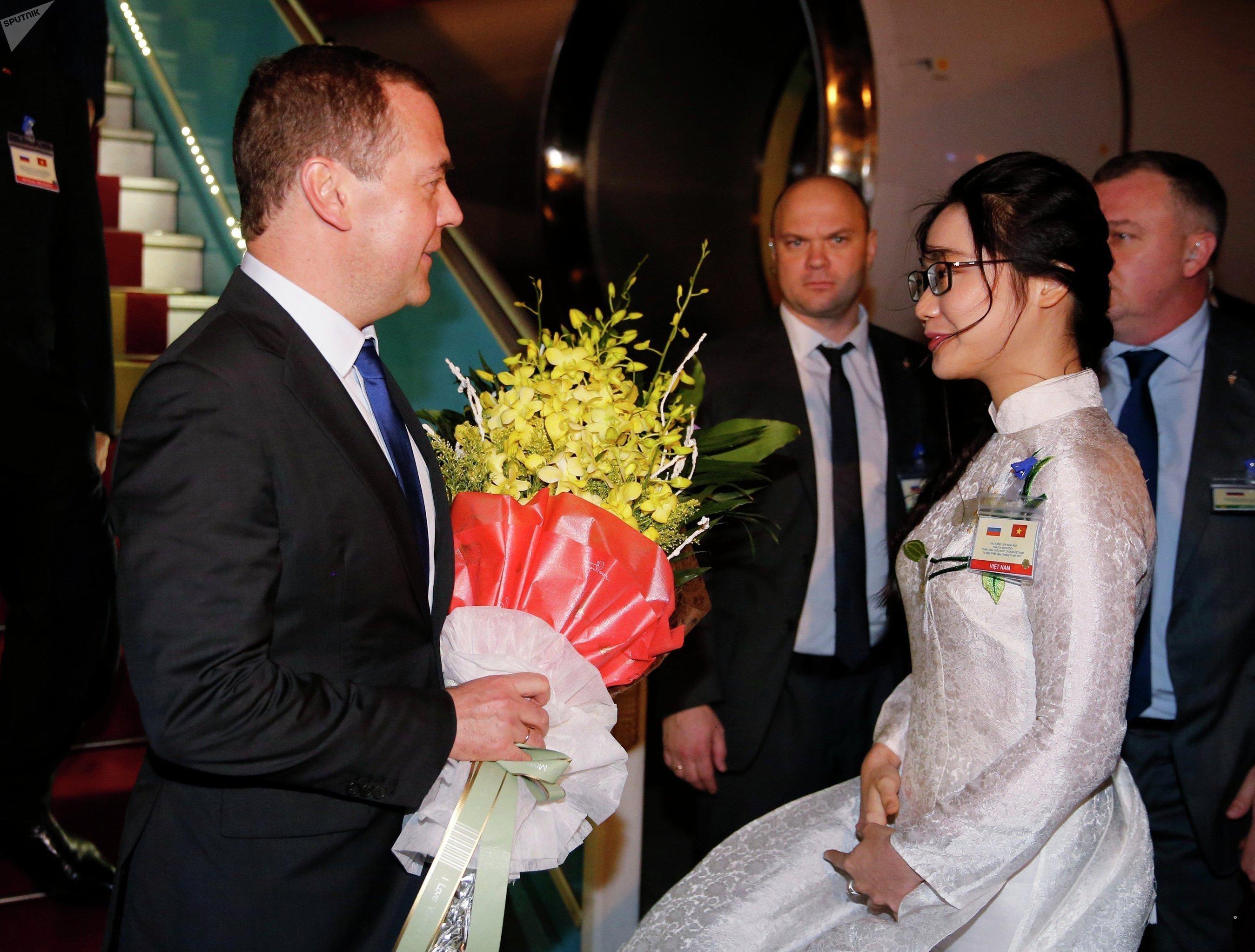 Thiếu nữ Thủ đô Hà Nội tặng hoa Thủ tướng Liên bang Nga Dmitry Anatolyevich Medvedev khi vừa tới sân bay Quốc tế Nội Bài tối 18-11-2018