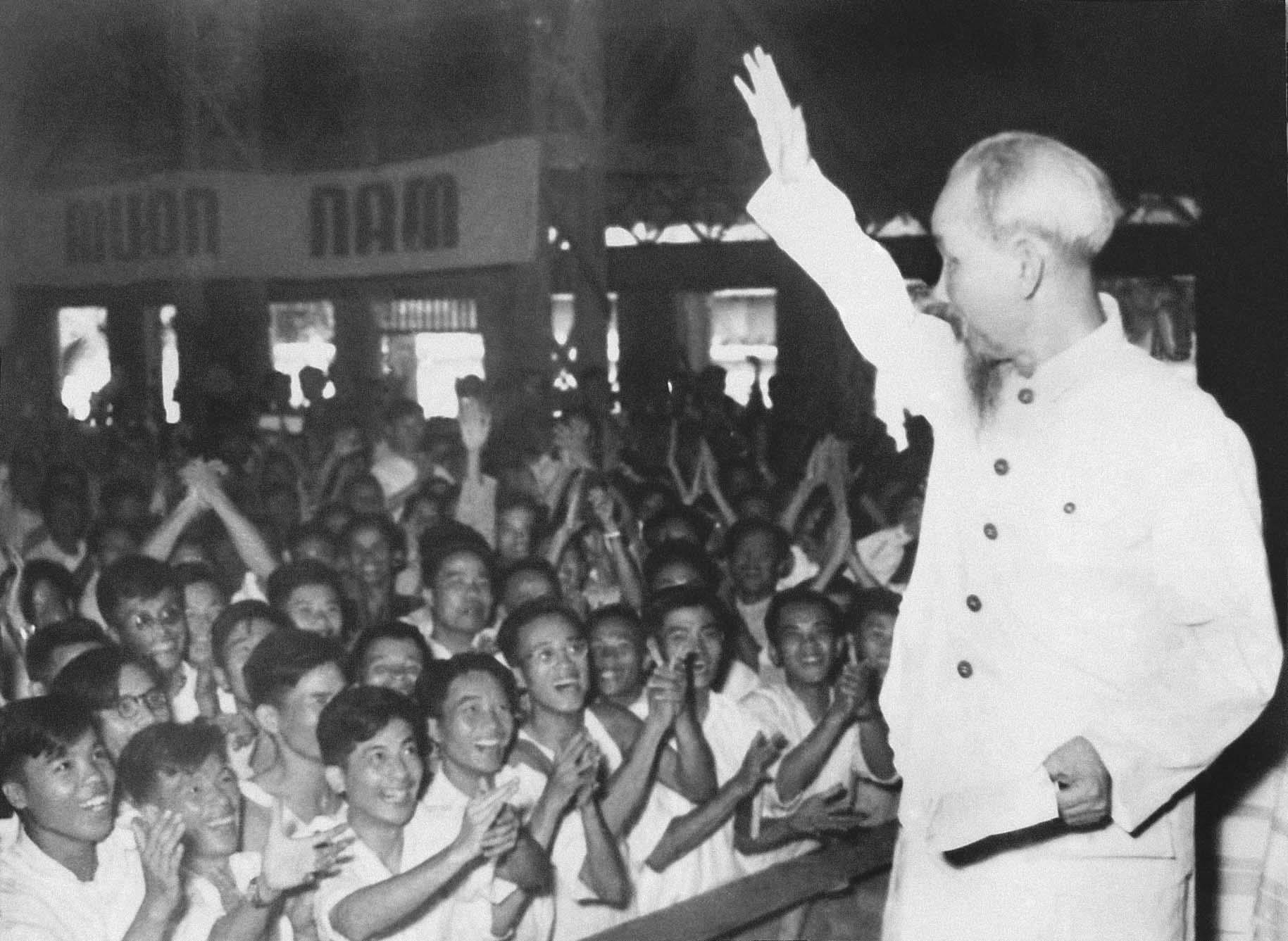 Thăm lớp học chính trị của giáo viên cấp II, cấp III toàn miền Bắc, Chủ tịch Hồ Chí Minh căn dặn:  “Vì lợi ích mười năm thì phải trồng cây, Vì lợi ích trăm năm thì phải trồng người” (13/9/1958). 