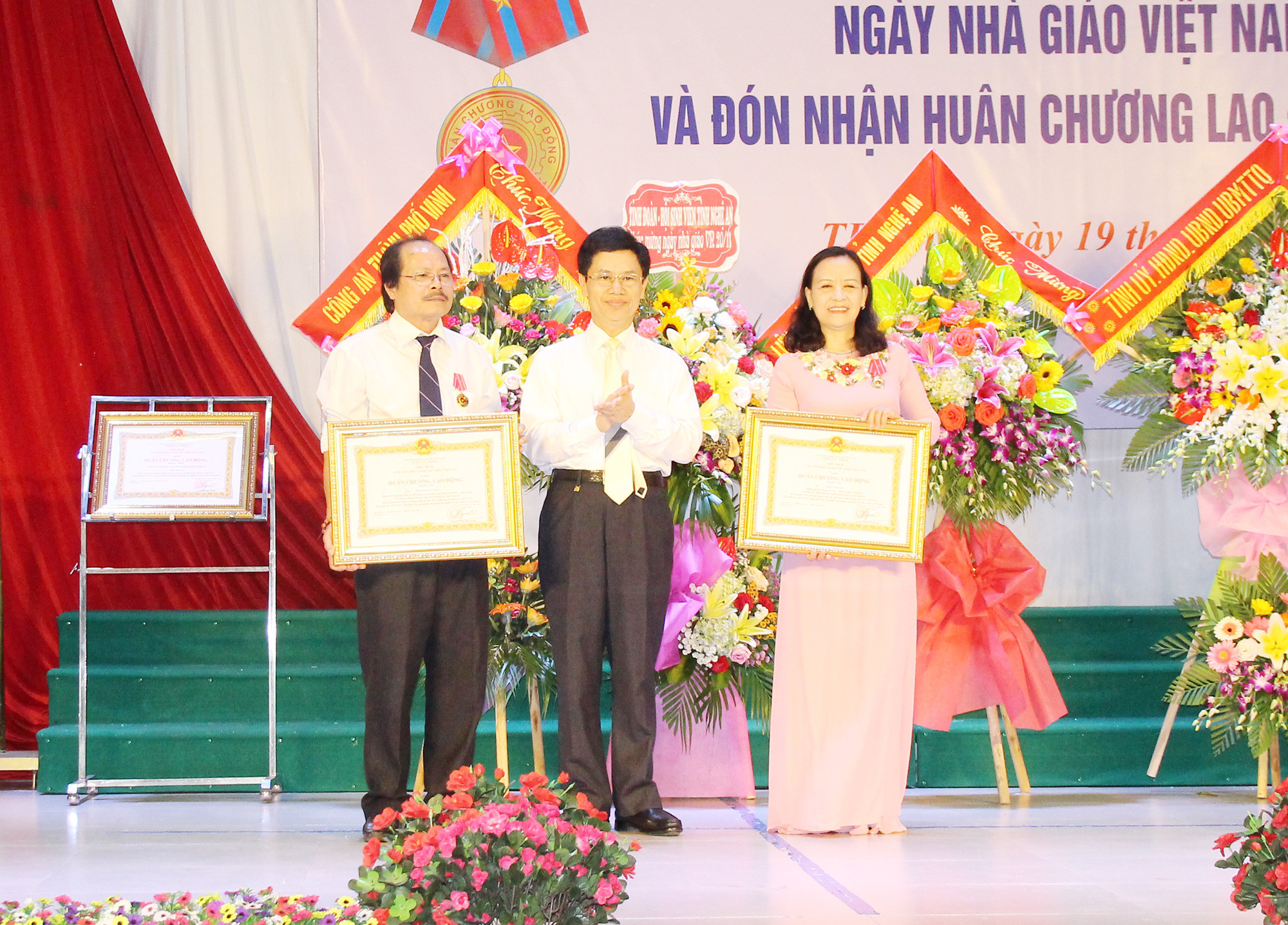 Thừa ủy quyền của Chủ tịch nước, đồng chí Nguyễn Xuân Sơn đã trao tặng Huân chương Lao động hạng Nhất 