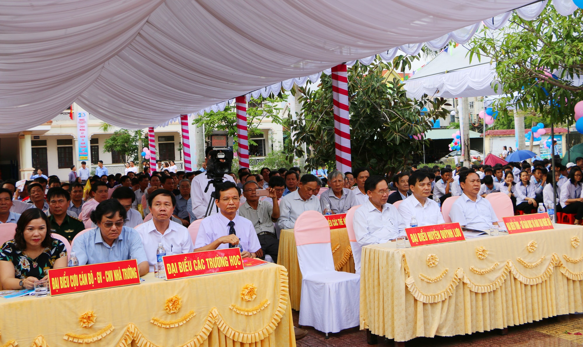 Các đại biểu tỉnh và huyện Quỳnh Lưu cùng các thế hệ giáo viên và học sinh về dự kỷ niệm 20 năm Trường THPT Nguyễn Đức Mậu. Ảnh: Nguyễn Hải
