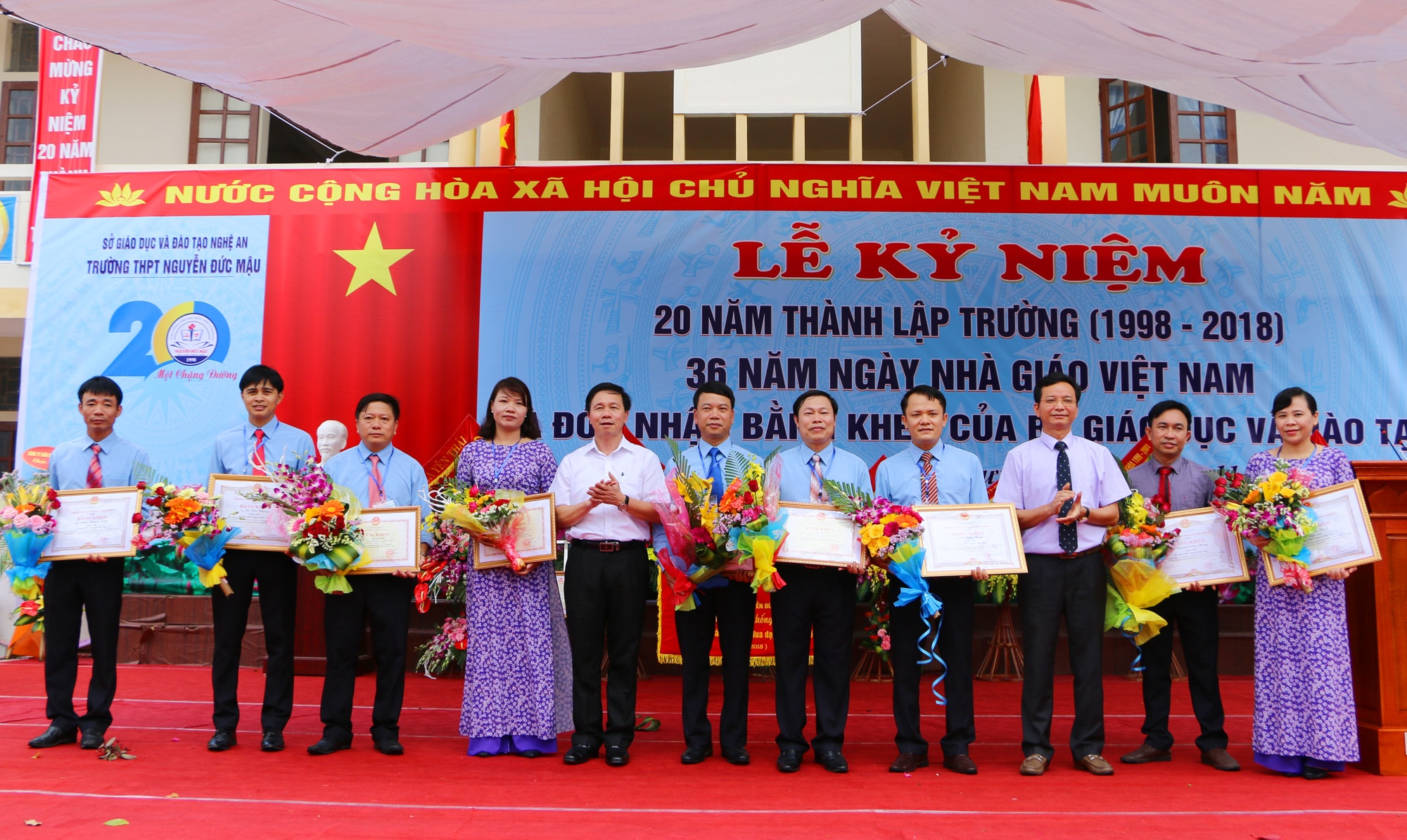 Lãnh đạo huyện Quỳnh Lưu trao Bằng khen của Bô Giáo dục và Chủ tịch UBND tỉnh cho các cá nhân có thành tích xuất sắc trong phong trào thi đua dạy tốt, học tốt nhà trường. Ảnh: Nguyễn Hải