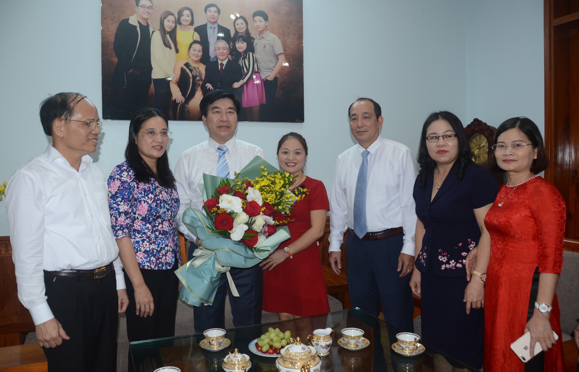 Thăm và chúc mừng tiến sĩ Hồ Văn Đàm. Ảnh: Thành Chung