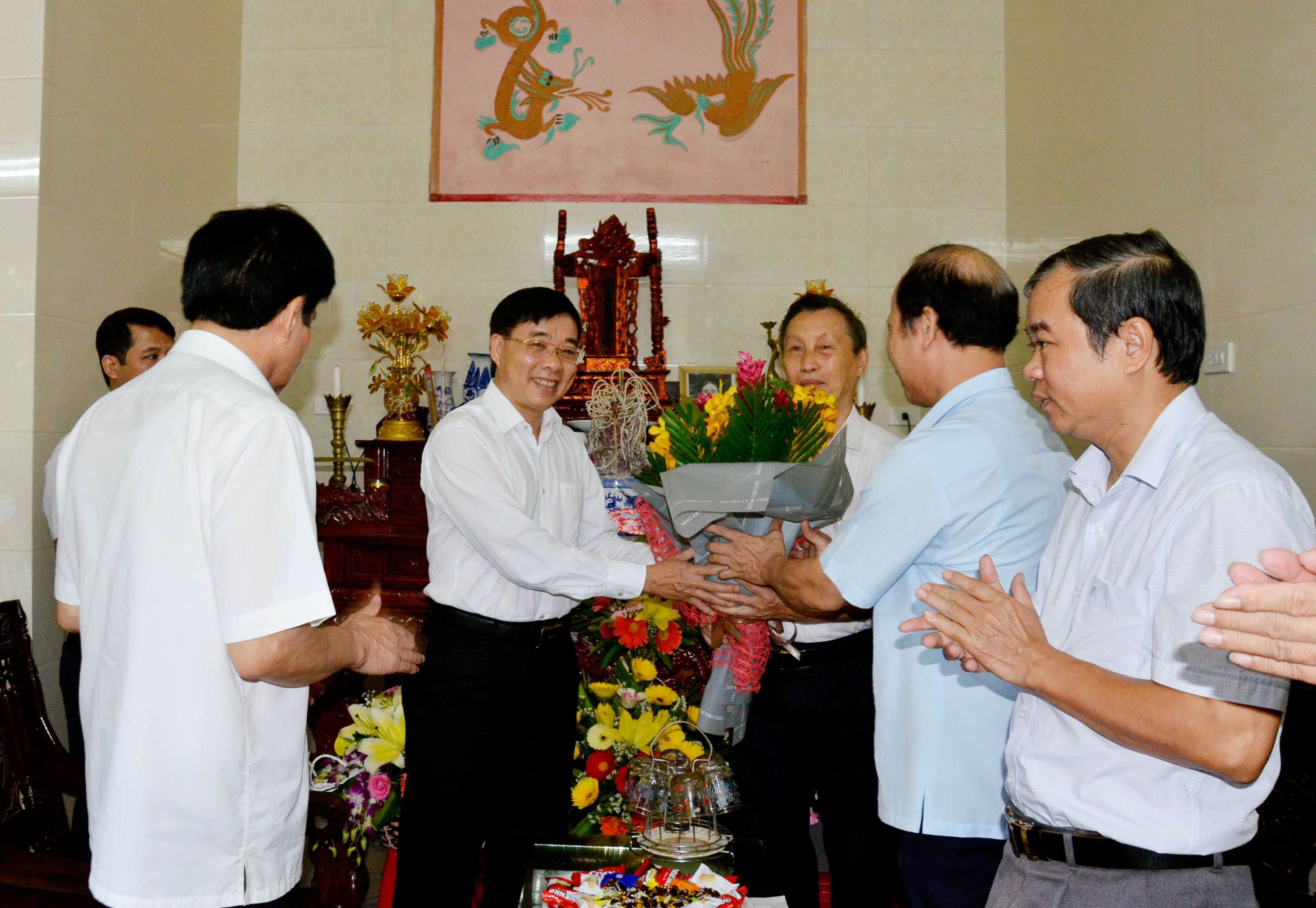 Phó Bí thư Tỉnh ủy Nguyễn Văn Thông tặng hoa chúc mừng thầy giáo Nguyễn Quý Trọng. Ảnh Thanh Lê