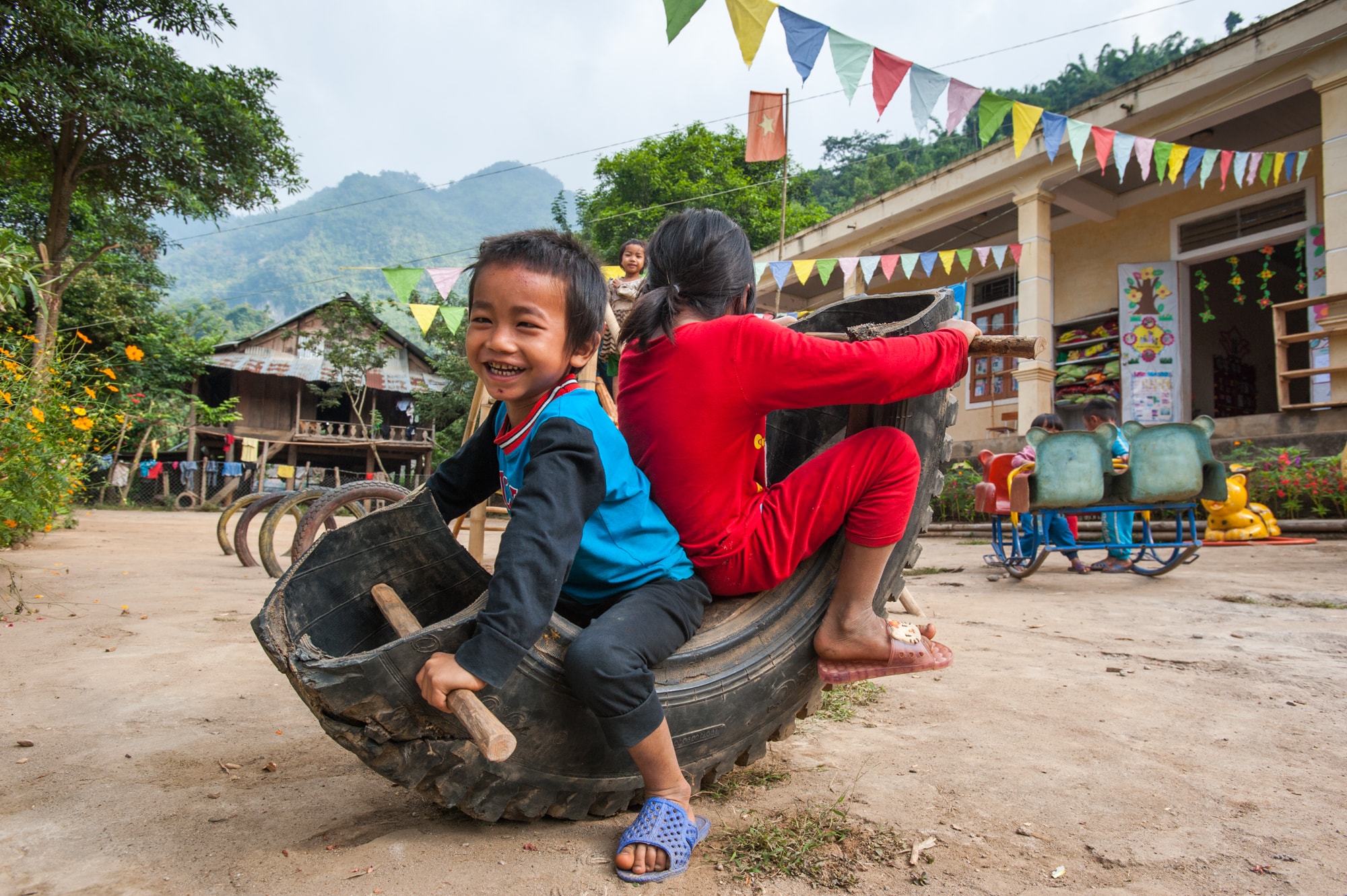 Trẻ mầm non vùng cao và đồ chơi do các cô giáo và phụ huynh tự chế. Ảnh: Đ.T