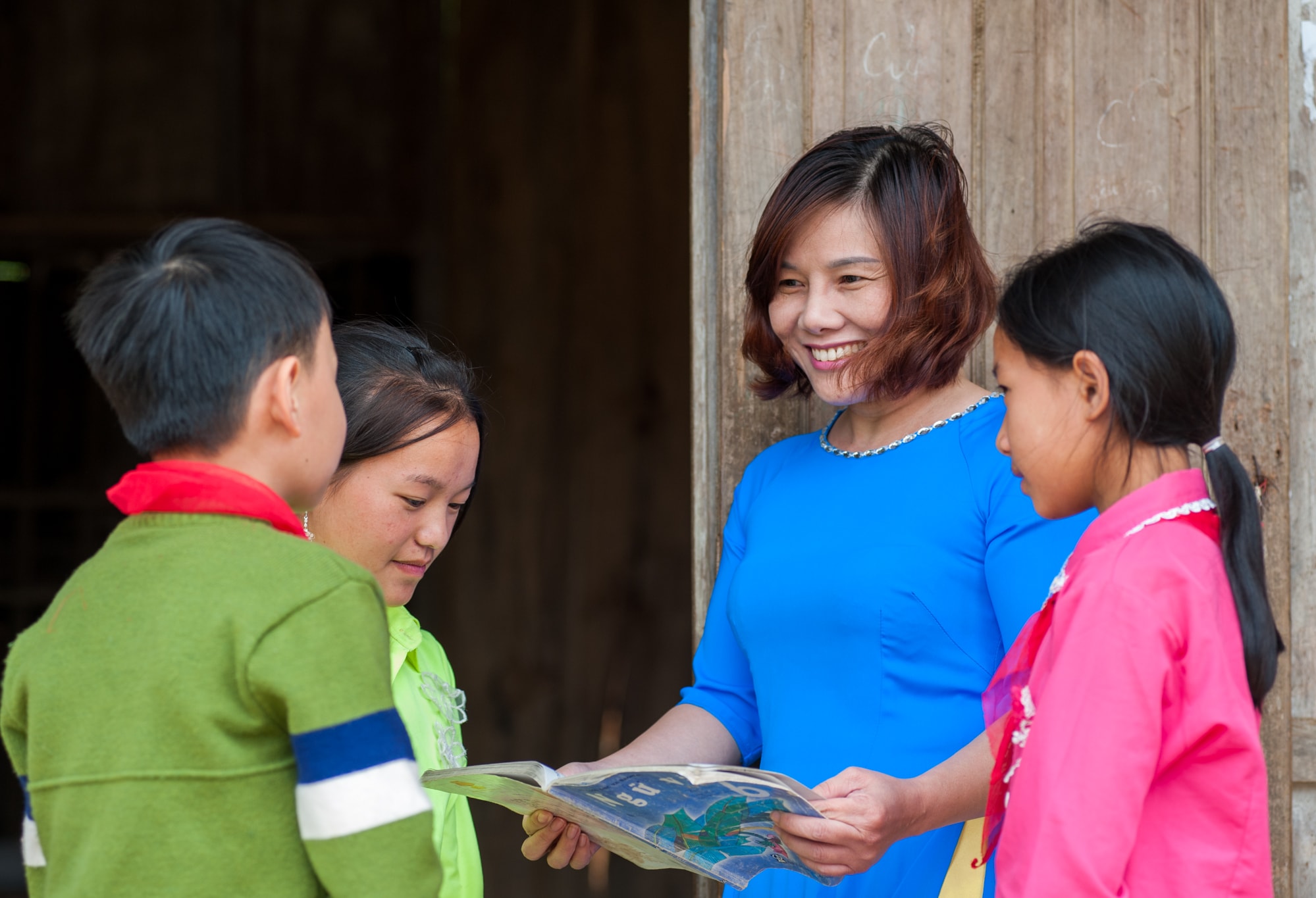 Cô và trò cùng trao đổi về bài học. Ảnh: H.P