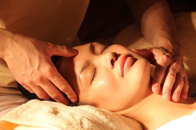 Massage là liệu trình làm đẹp phổ biến, massage mặt và cơ thể thường xuyên giúp cải thiện quá trình lưu thông máu, giảm sưng phù và thúc đẩy tái tạo tế bào.