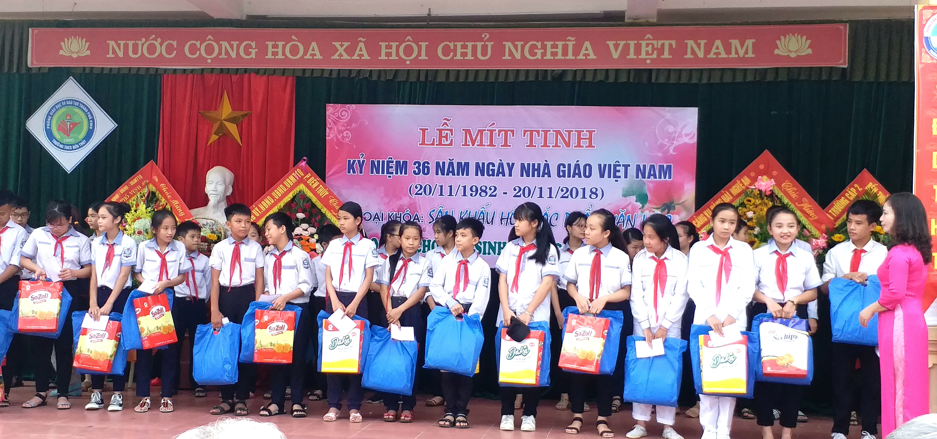 Tặng quà cho học sinh trường THCS Bến Thủy - TP mVinh. Ảnh: Ngân Hà