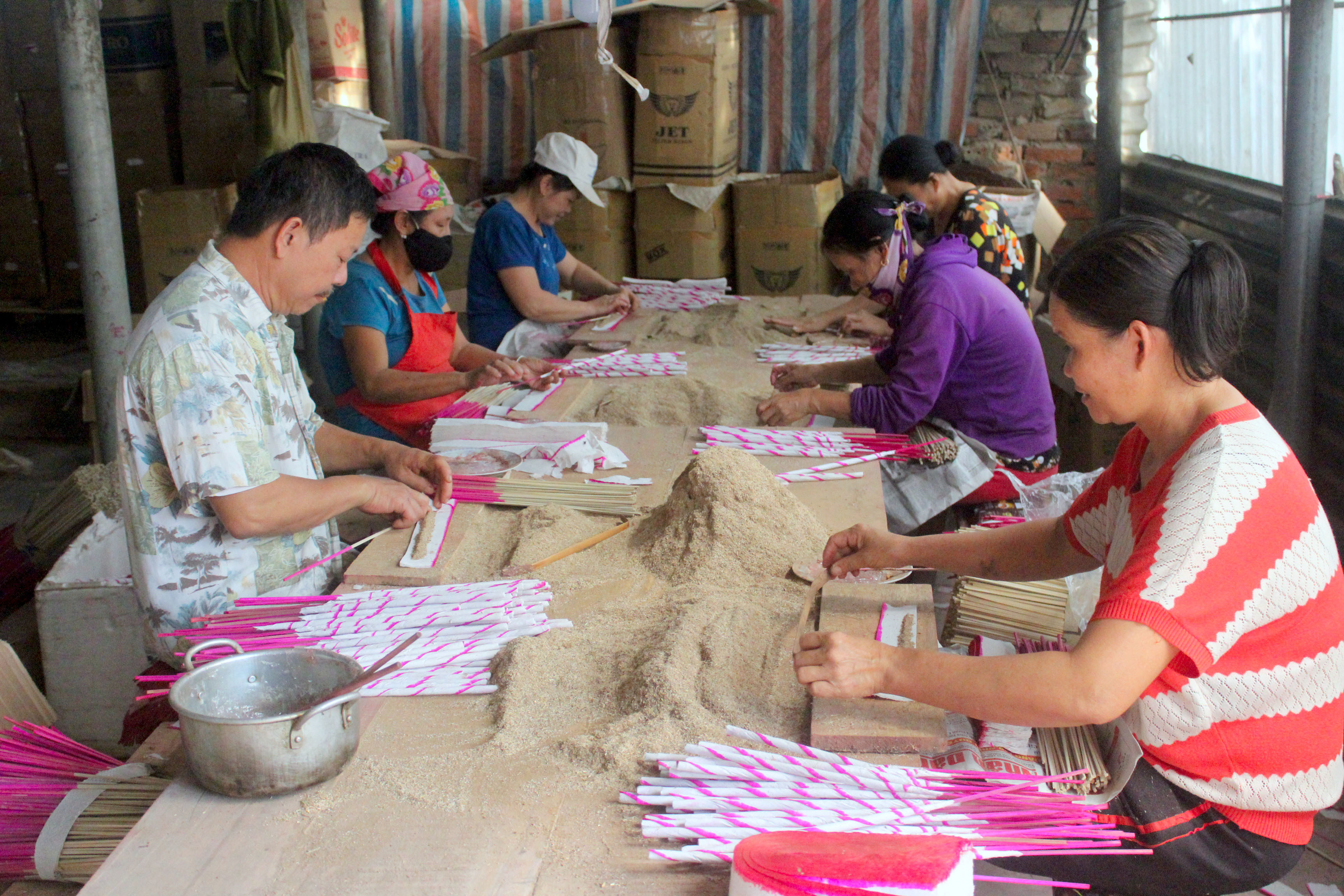 Người dân khối 1, thị trấn Tân Lạc (Quỳ Châu) sản xuất hương phục vụ Tết Nguyên đán.