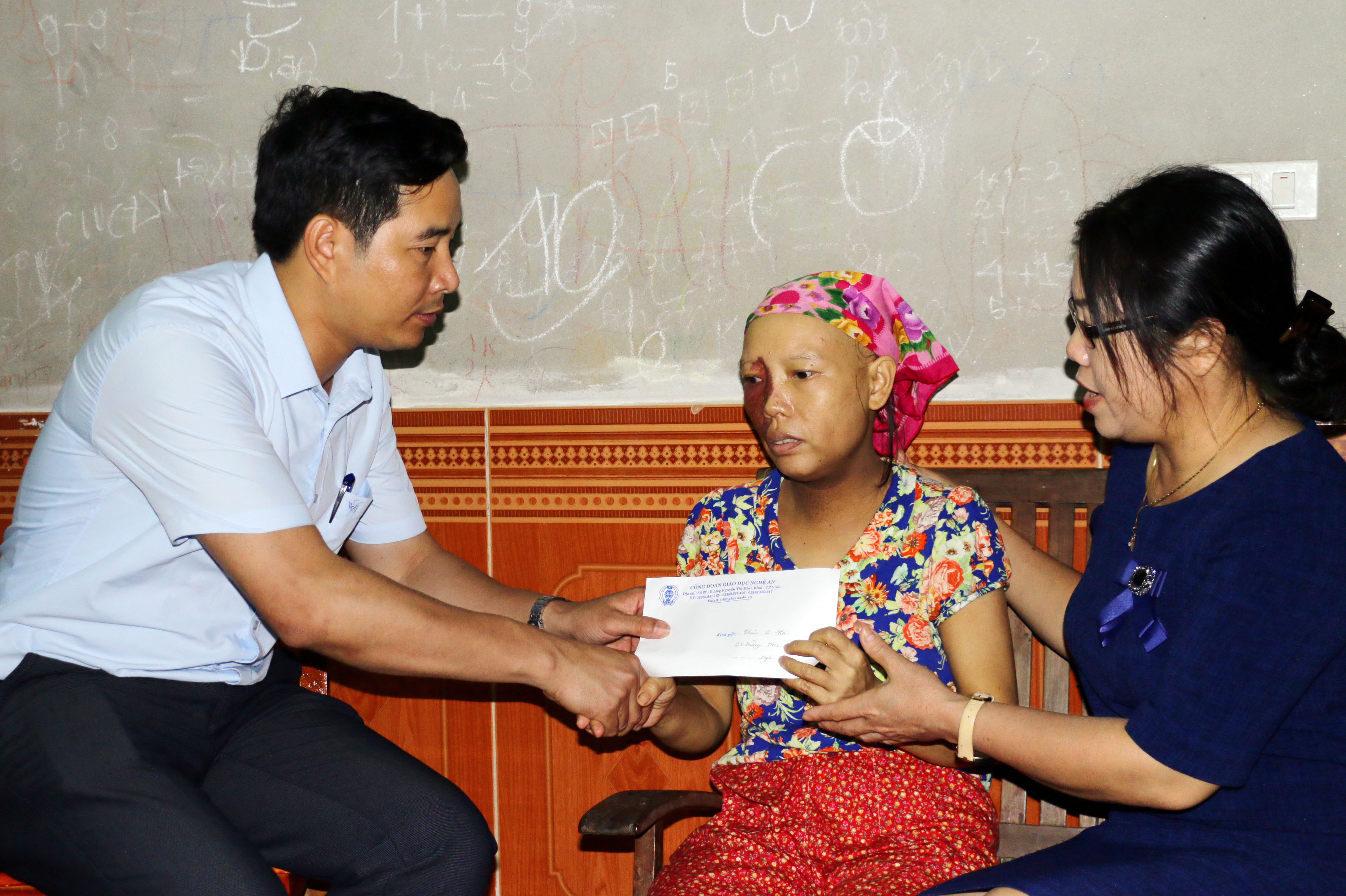 Công đoàn ngành giáo dục Nghệ An trao quà cho cô giáo Đặng Thị Hà với mong muốn cô giáo có thêm nghị lực, vượt qua bệnh tật. Ảnh - Mỹ Hà
