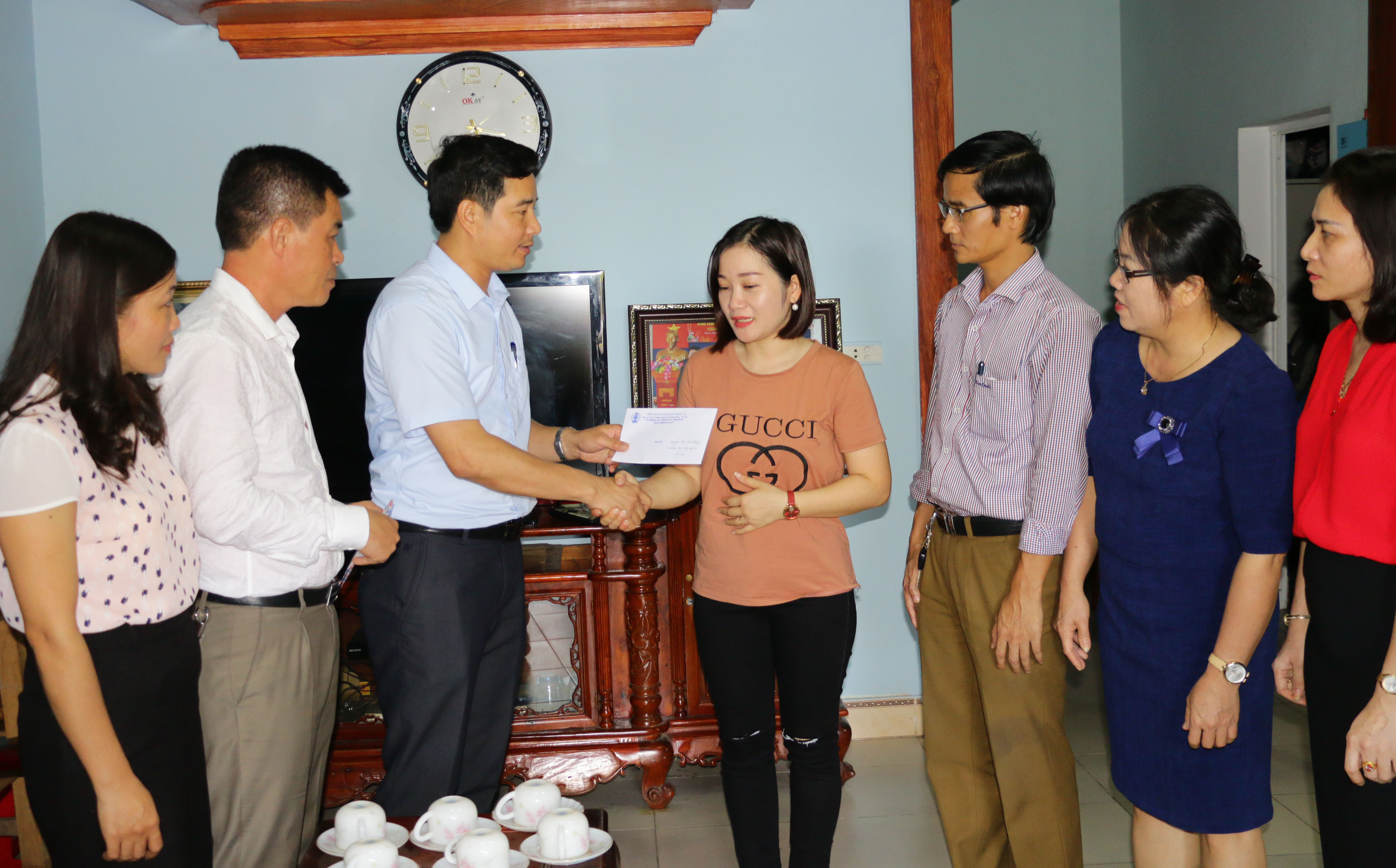 Lãnh đạo Công đoàn ngành giáo dục và Phòng Giáo dục và đào tạo thành phố Vinh tặng quà cho cô giáo Nguyễn Thị Biên Thùy. Ảnh: Mỹ Hà