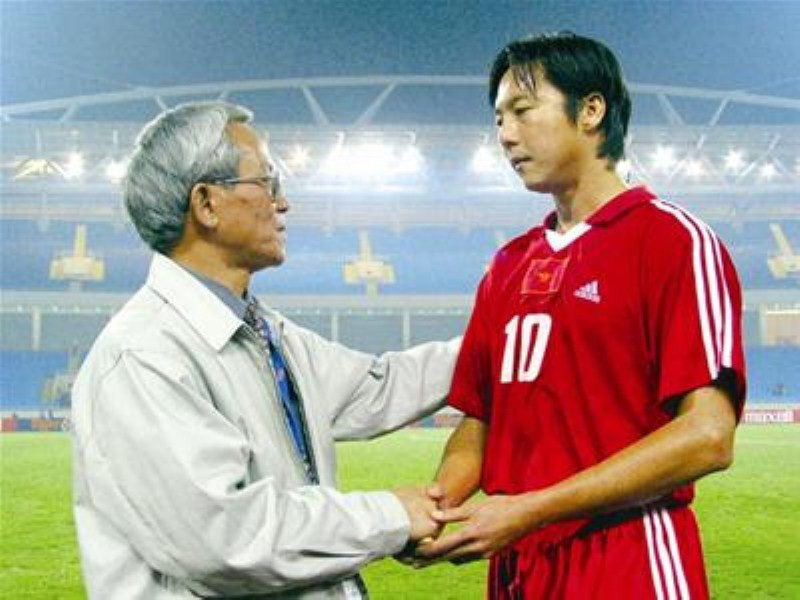 Lê Huỳnh Đức (phải) là tiền đạo hàng đầu của Đội tuyển Việt Nam giai đoạn 1995 – 2004. Ảnh: Internet