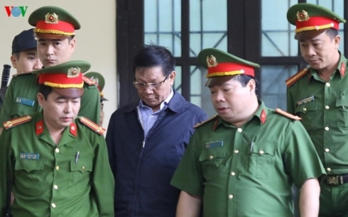 Ông Phan Văn Vĩnh được dẫn giải đến tòa (Ảnh: Phú Đỗ)