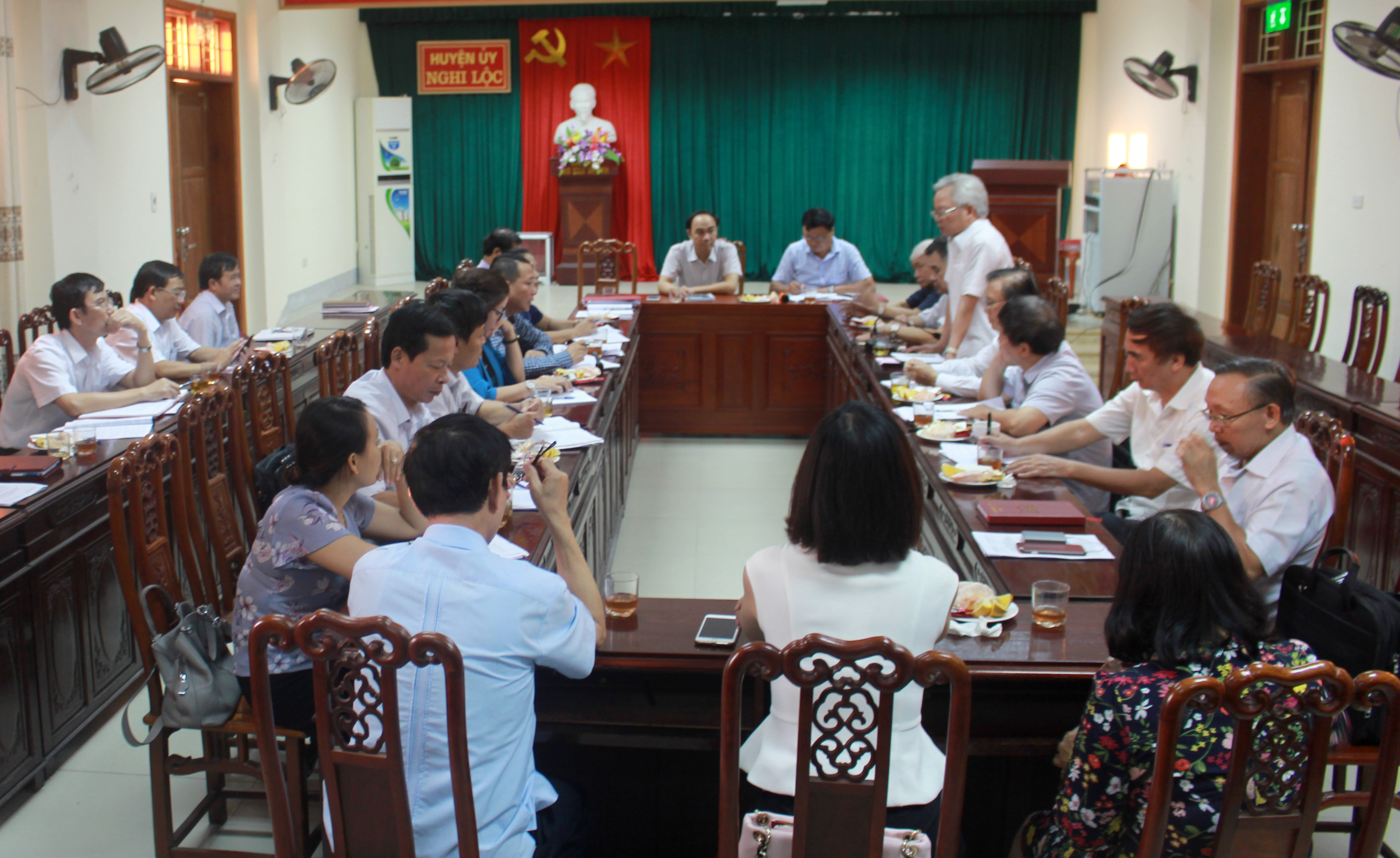 Toàn cảnh cuộc làm việc của đoàn công tác Hội đồng Lý luận Trung ương với lãnh đạo huyện Nghi Lộc. Ảnh: Nhật Tuấn