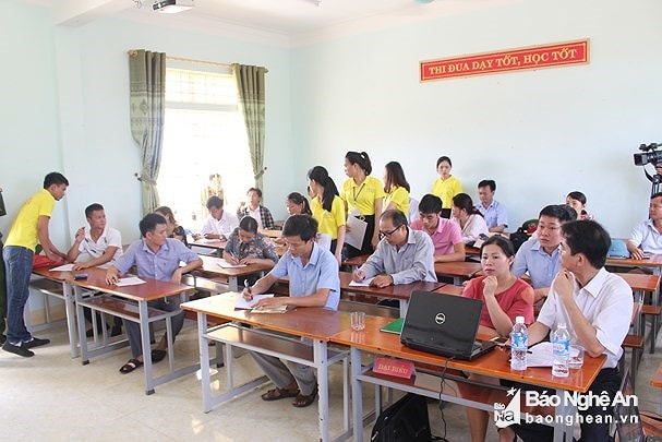 Quang cảnh một phiên đấu giá đất ở xã Quỳnh Hồng (Quỳnh Lưu). Ảnh tư liệu.