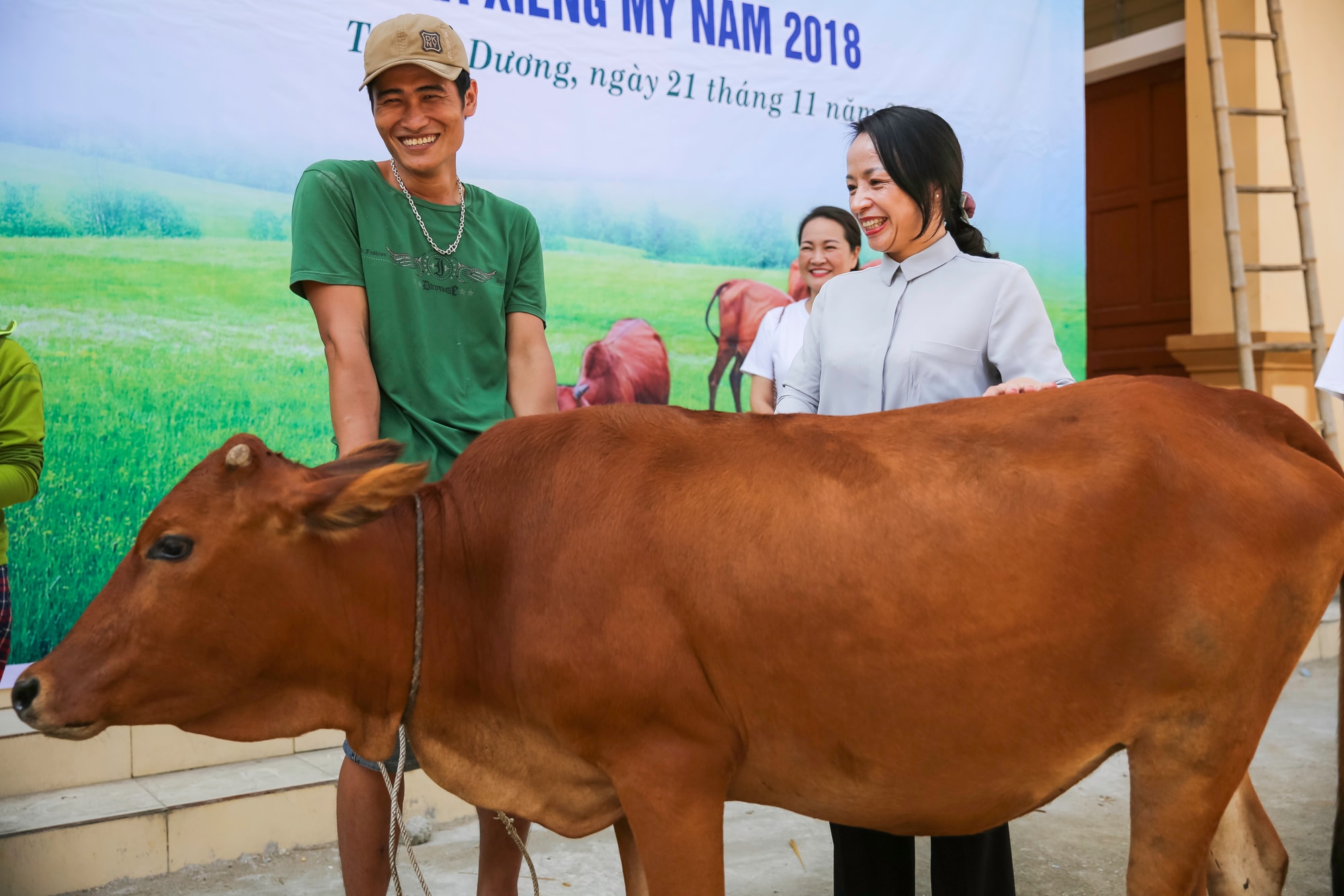 Anh Lương Văn Thênh vui sướng khi được Báo Nghệ An trao tặng bò. Ảnh: Đức Anh