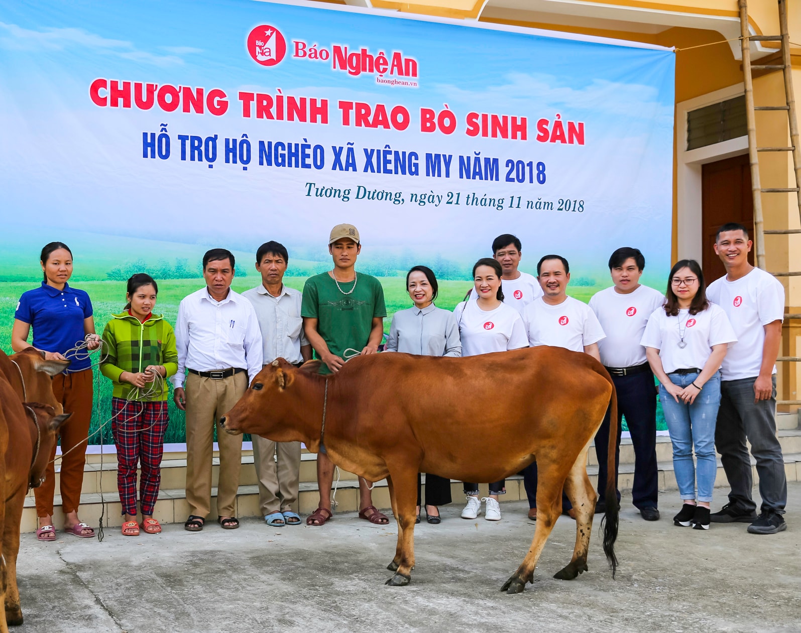 Báo Nghệ An trao bò sinh sản cho các hộ dân nghèo tai bản Phẩy, xã Xiêng My, Tương Dương