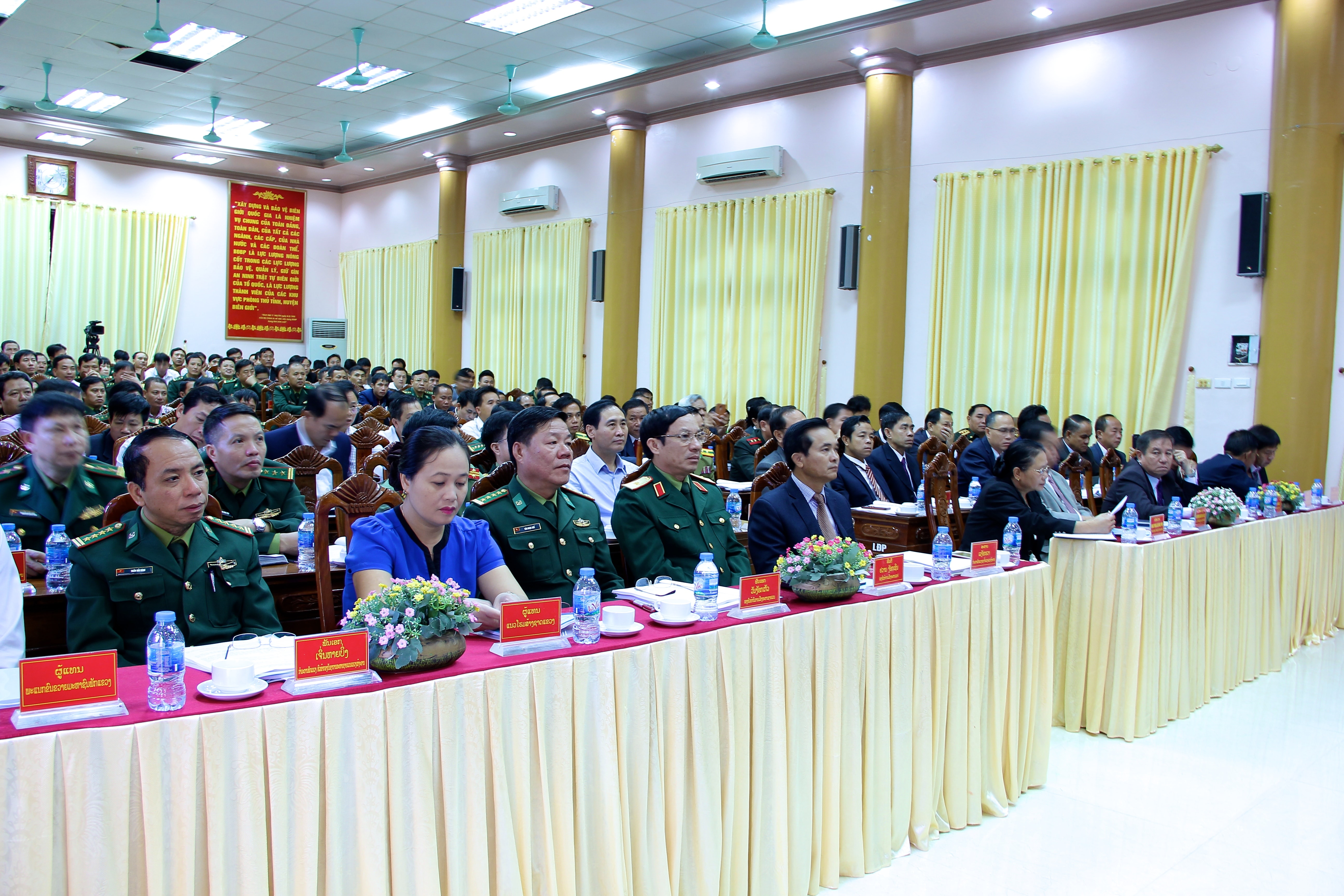 Tham dự hội nghị có các đồng chí: Đại tá Văn Ngọc Quế - Phó Chủ nhiệm chính trị Bộ đội Biên phòng Việt Nam; Thiếu tướng Doãn Ngọc Sơn - Phó chủ nhiệm Chính trị Bộ Tư lệnh Quân khu 4. Đại diện lãnh đạo một số sở, ban, ngành cấp tỉnh, huyện, xã các tỉnh hai bên biên giới Việt Nam và Lào trên địa bàn tỉnh Nghệ An; lãnh đạo BCH Bộ đội Biên phòng tỉnh; Bộ chỉ huy Quân sự tỉnh; cán bộ chỉ huy các đồn biên phòng trên địa bàn tỉnh.