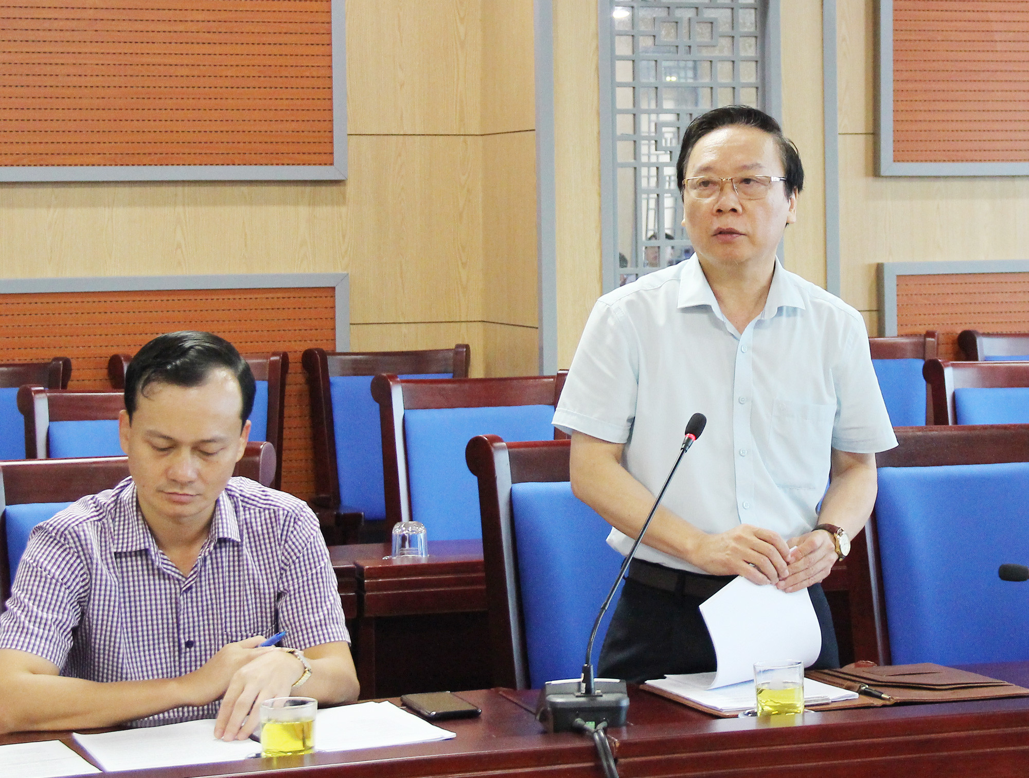 Phó Giám đốc Sở Tài chính Nguyễn Ngọc Đức giải trình làm rõ một số vấn đề tại cuộc thẩm tra. Ảnh: Minh Chi