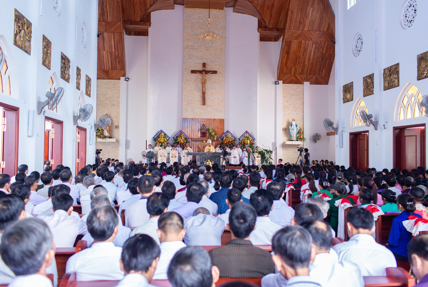 Đông đảo giáo dân thuộc giáo họ tham dự lễ khánh thành. Ảnh: Hồng Ân