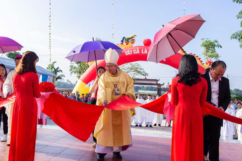 Lễ cắt băng Khánh thành nhà thờ giáo họ giáo xứ Làng AnhAnh tại xã Nghi Phong - Nghi Lộc. Ảnh: Phạm Thắng