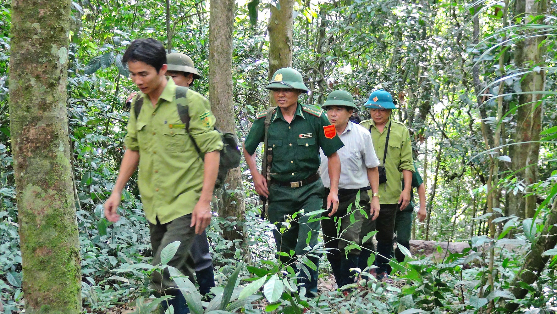 Cán bộ Ban Quản lý Khu BTTN Pù Hoạt cùng các lực lượng trên địa bàn huyện Quế Phong tuần tra bảo vệ rừng. Ảnh: P.V