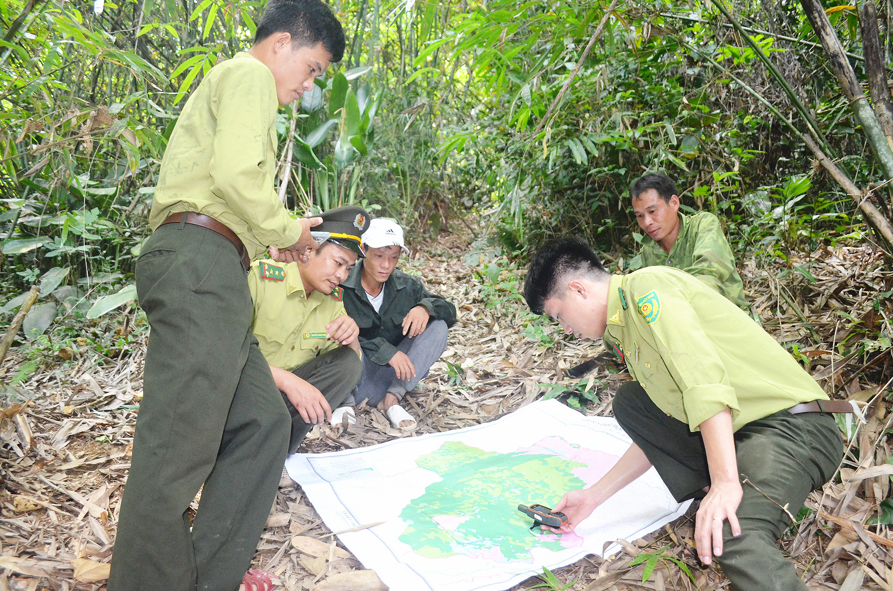 Cán bộ Ban Quản lý Khu BTTN Pù Hoạt giúp xác định tọa độ vùng rừng lùng và hướng dẫn  người dân khai thác lùng. Ảnh: P.V