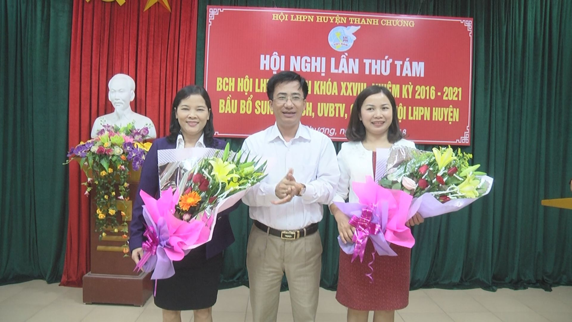 Đồng chí Nguyễn Trọng Anh - Trưởng ban tổ chức Huyện ủy Thanh Chương tặng hoa chúc mừng các đồng chí Đinh Thị Hân và Nguyễn Thị Phương Mai.