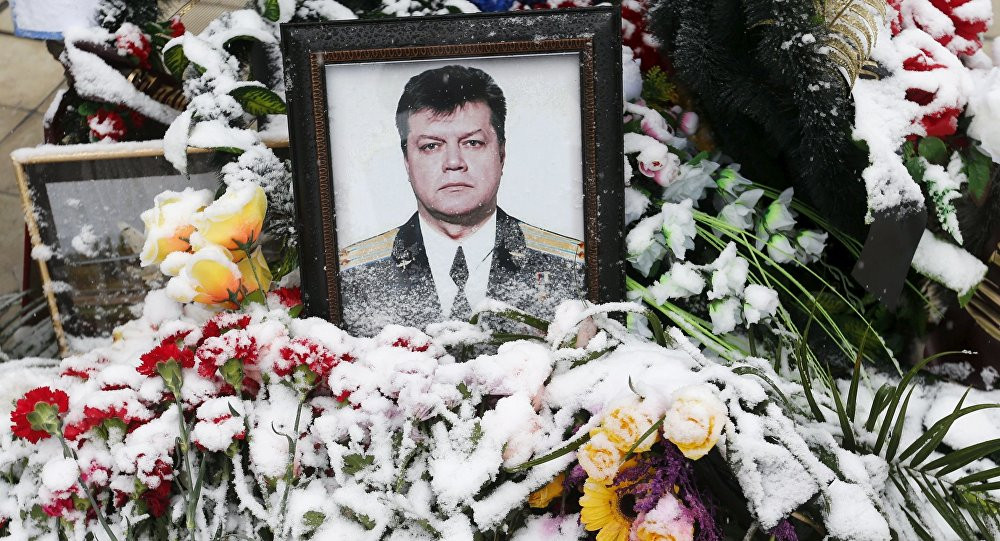 Di ảnh và mộ của phi công Oleg Peshkov