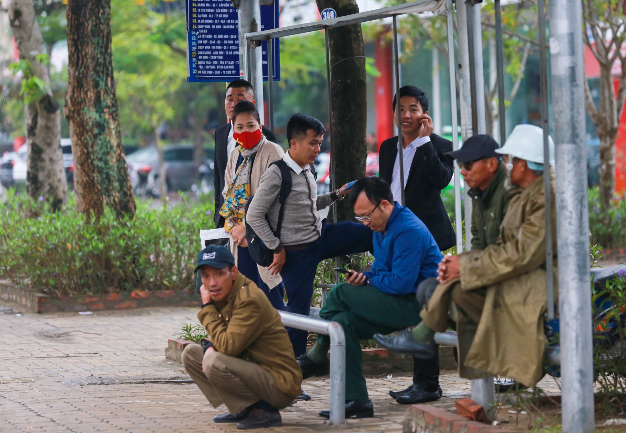 Cánh xe ôm ngồi co ro chờ khách tại bến xe buýt trong cái lạnh đầu mùa. Ảnh: Đức Anh