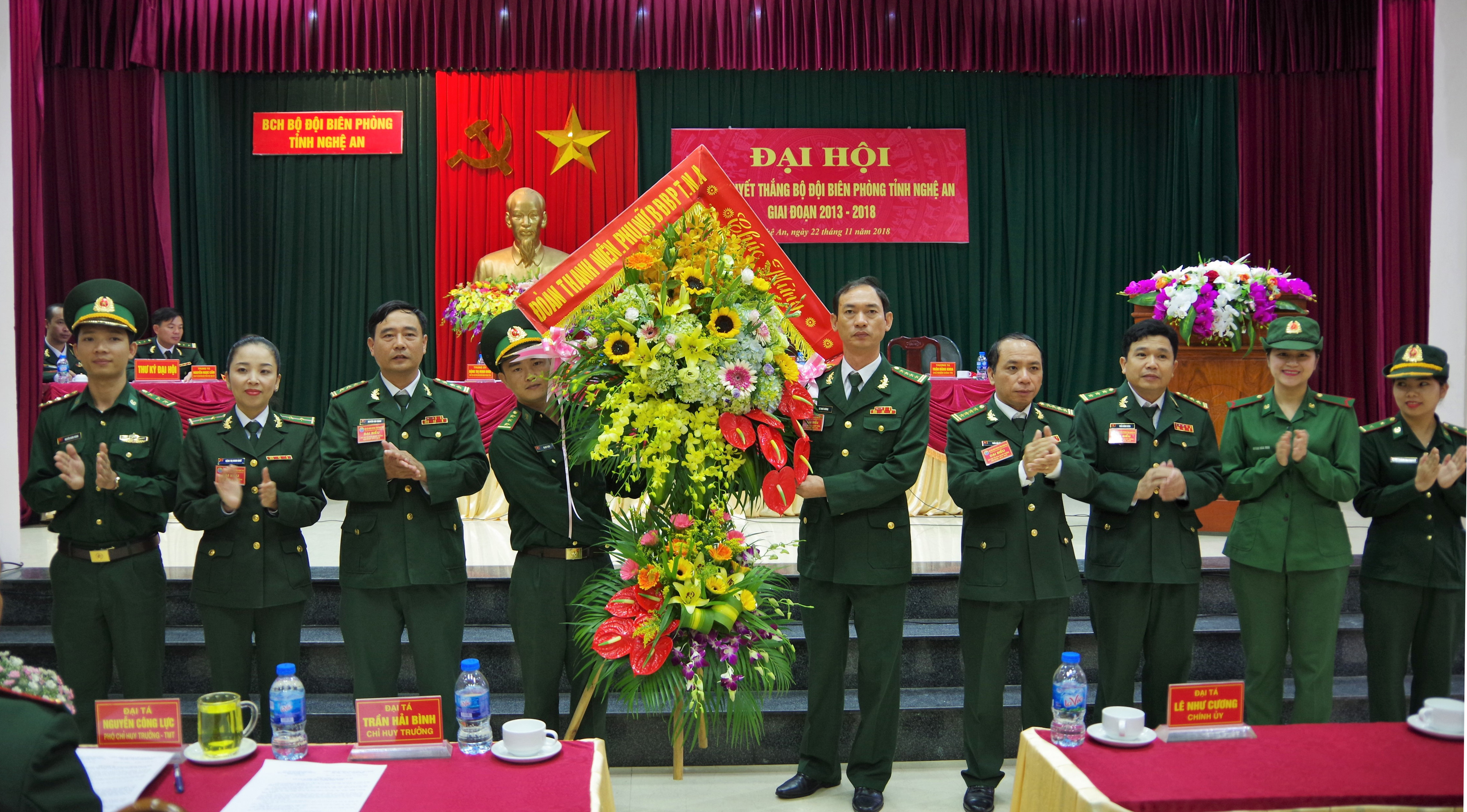 Đoàn Thanh niên, Hội Phụ nữ BĐBP tỉnh tặng hoa chúc mừng Đại hội. Ảnh: Hùng Phong