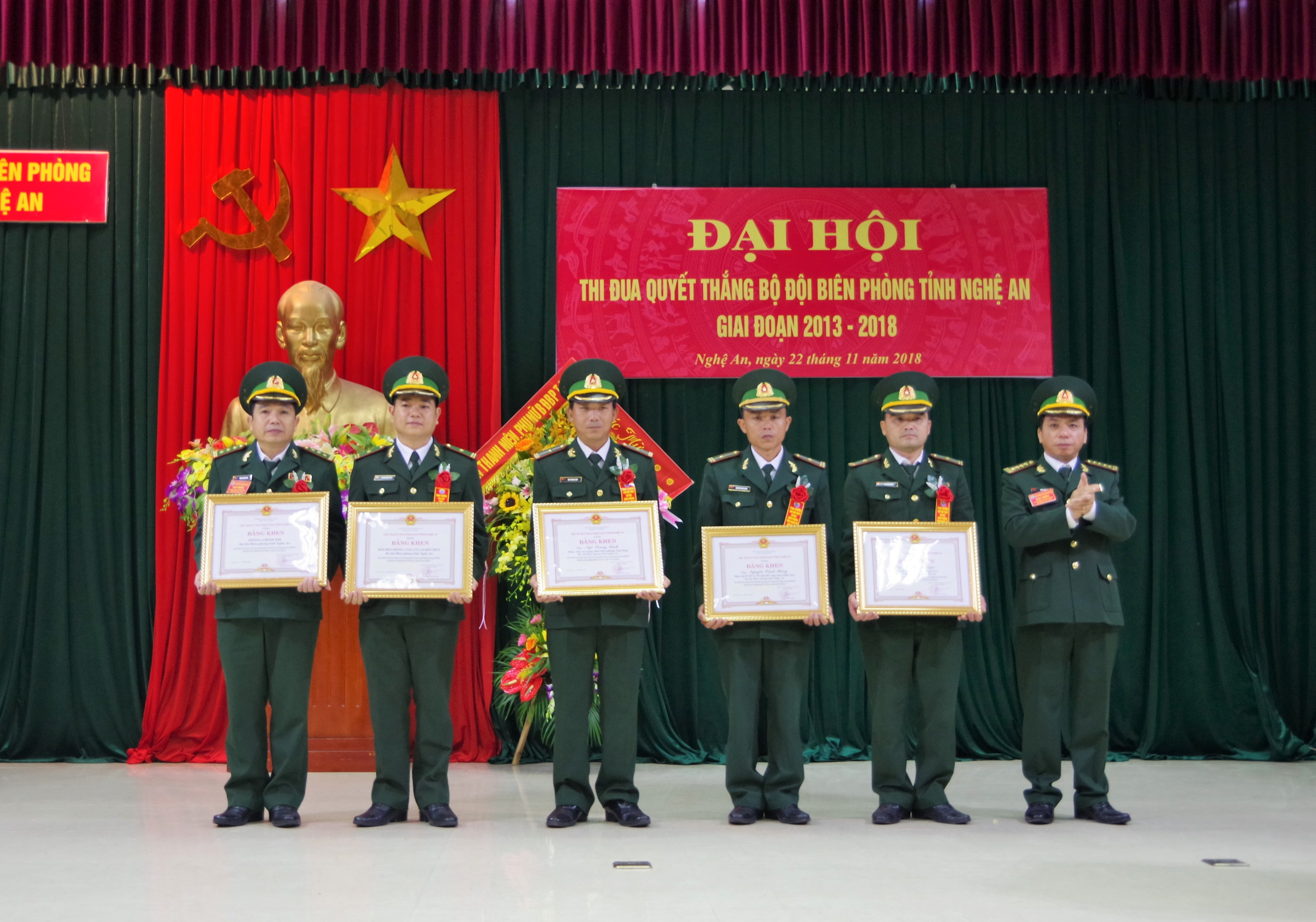 UBND tỉnh Nghệ An khen thưởng cho các tập thể và cá nhân. Ảnh: Hùng Phong