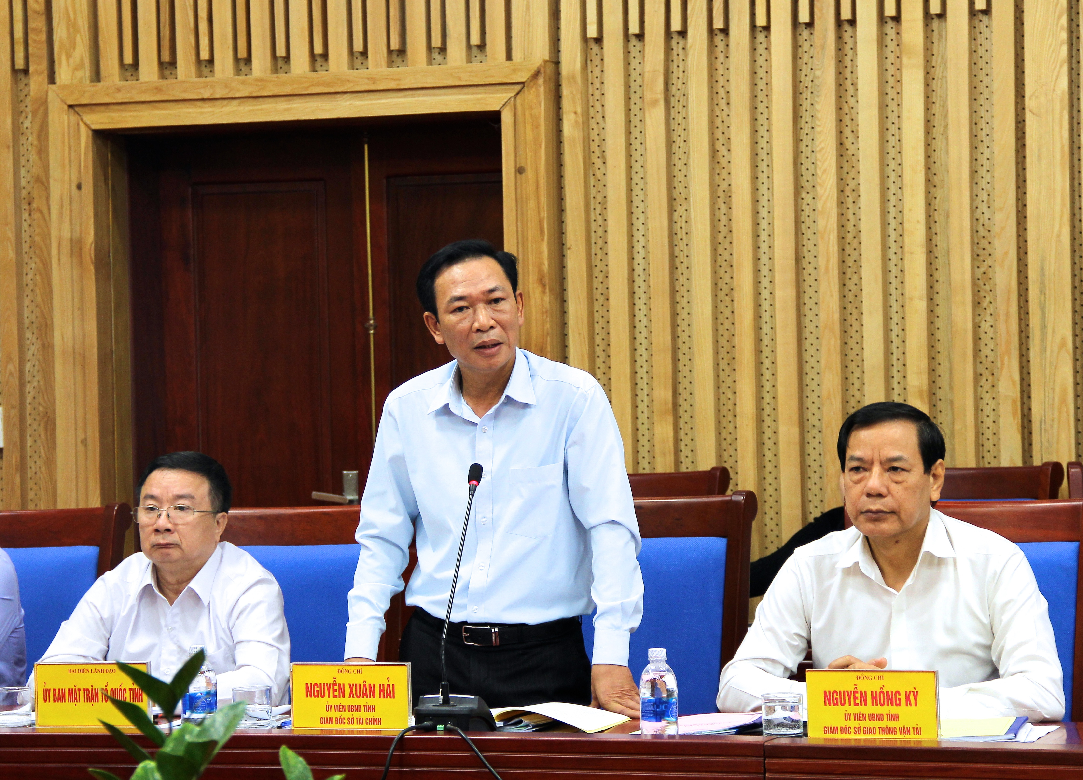 Giám đốc Sở Tài chính Nguyễn Văn Hải đóng góp ý kiến tại phiên họp. Ảnh: Mỹ Nga 