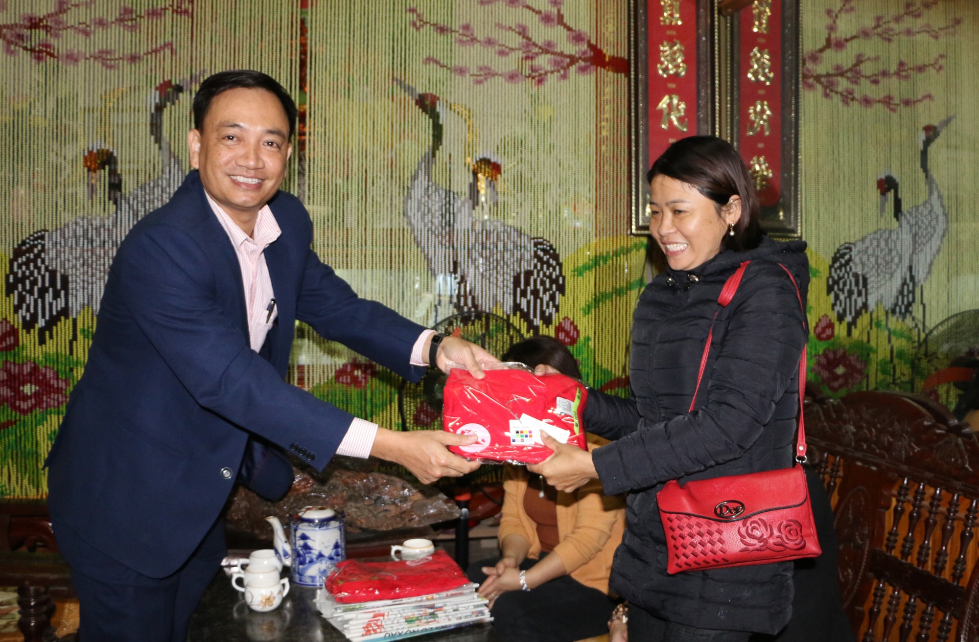 Trao quà lưu niệm cho cán bộ bưu tá xã Châu Quang vì có nỗ lực trong việc nâng cao chất lượng chuyển phát, phục vụ độc giả. Ảnh: Nguyễn Hải