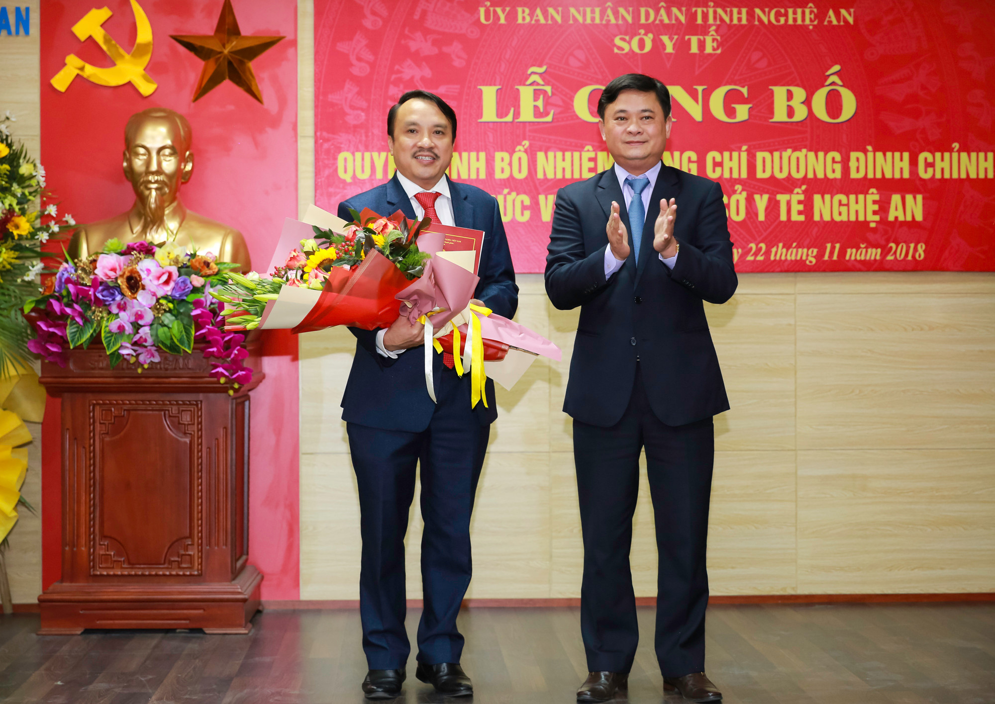 Chủ tịch UBND tỉnh Thái Thanh Quý tặng hoa, trao quyết định bổ nhiệm Giám đốc Sở Y tế cho PGS.TS Dương Đình Chỉnh. Ảnh: Đức Anh