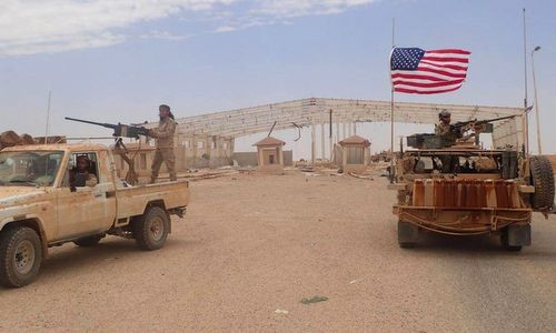 Lực lượng Mỹ và phiến quân đối lập tại căn cứ Al-Tanf hồi đầu năm nay. Ảnh: AFP.