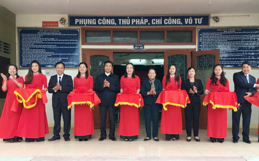 Các đại biểu cắt băng khai trương Trung tâm hòa giải, đối thoại tại Tòa án nhân dân huyện Nghi Lộc. Ảnh: Ngọc Mai