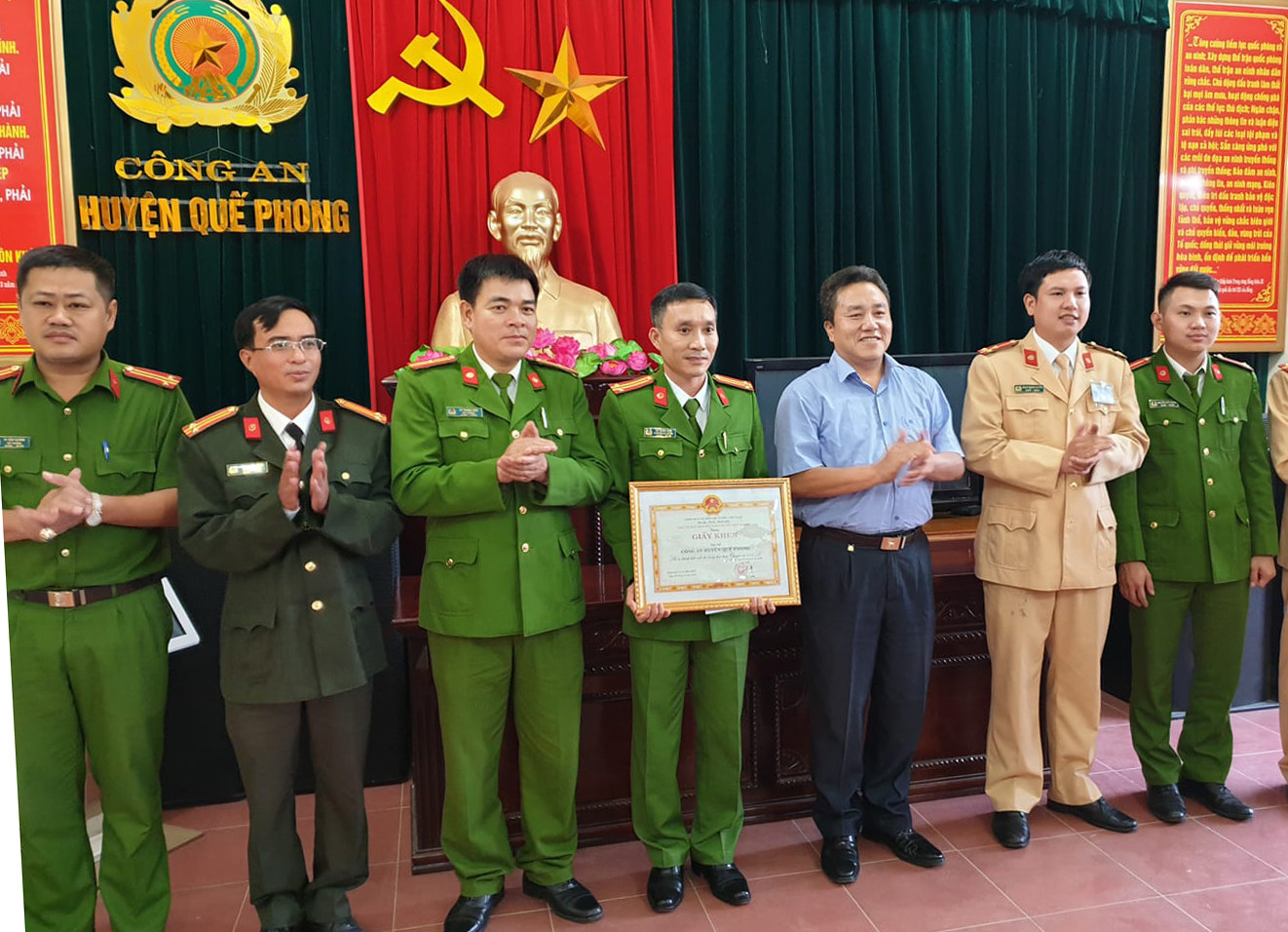 Ông Lê Văn Giáp – Chủ tịch UBND huyện Quế Phong khen thưởng cho Ban chuyên án. Ảnh: Đình Đức