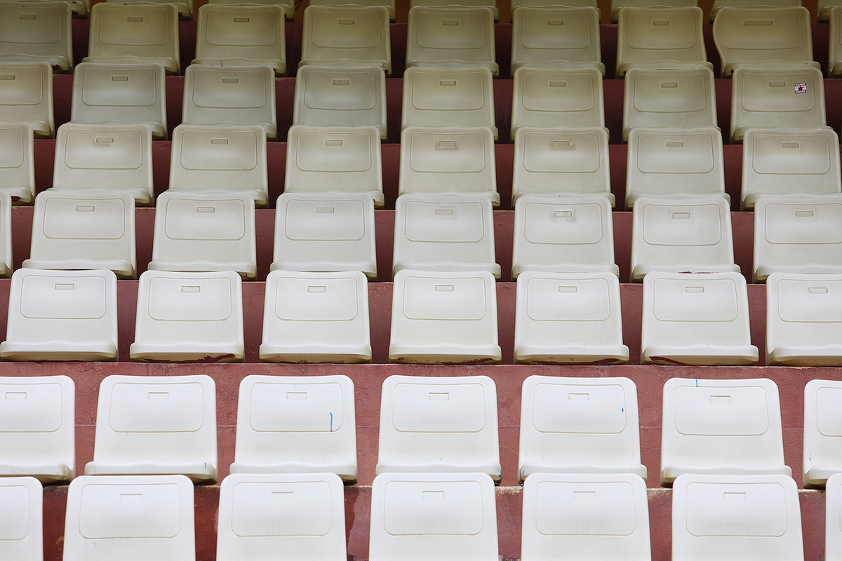 Hệ thống ghế có 20 bậc trên khán đài chủ yếu làm bằng nhựa, và đã được vệ sinh sạch sẽ trước trận đấu.