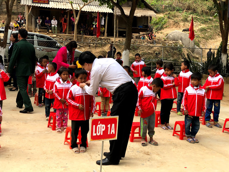 Đồng chí Nguyễn Văn Thông - Phó Bí thư Tỉnh ủy - thành viên Nhóm thiện nguyện Niềm tin trao áo ấm cho các em.