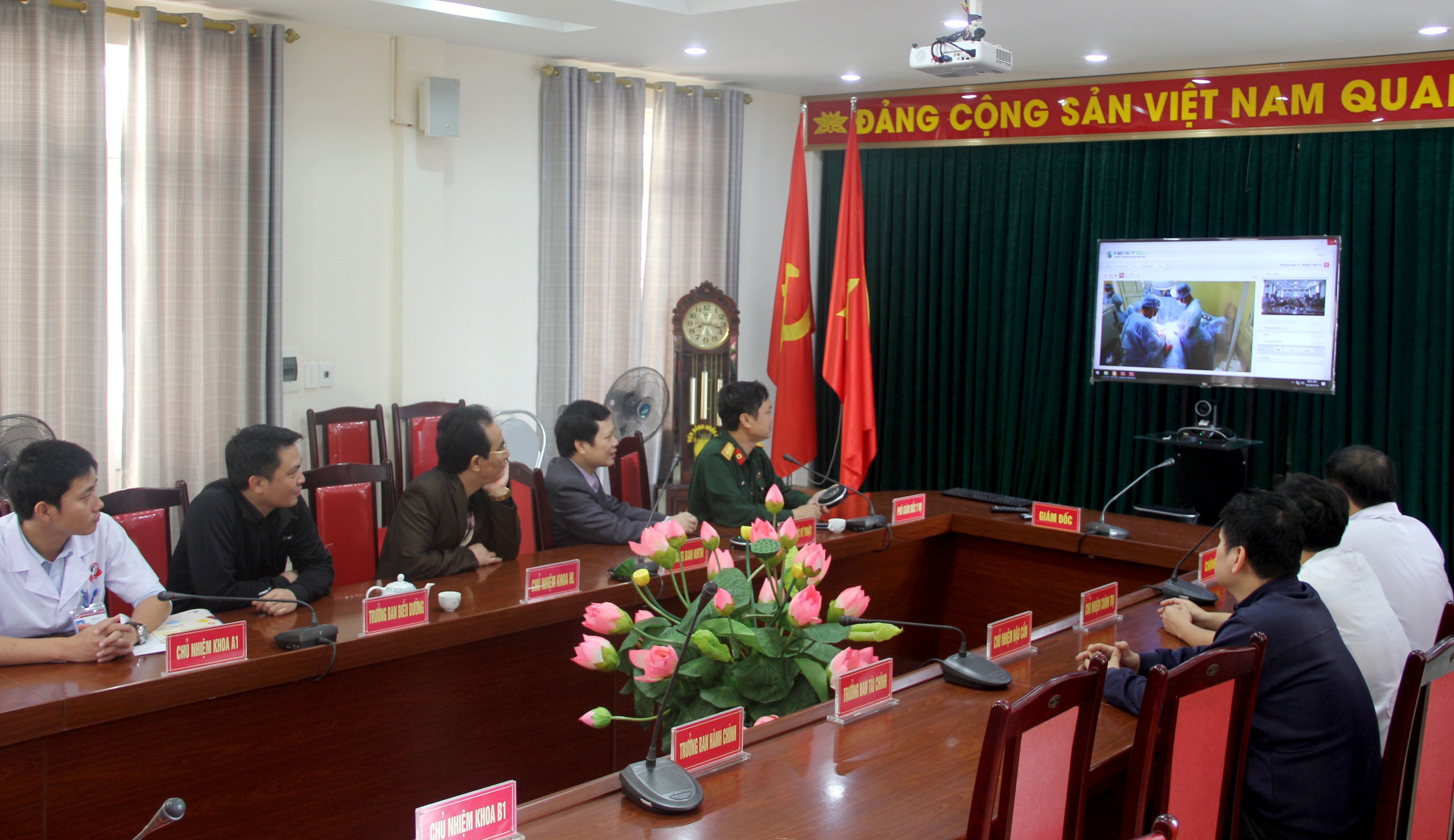 Ban Giám đốc Bệnh viện chỉ đạo mổ ruột thừa cho đồng chí Đại úy Cao Xuân Trung qua hệ thống telemedicine