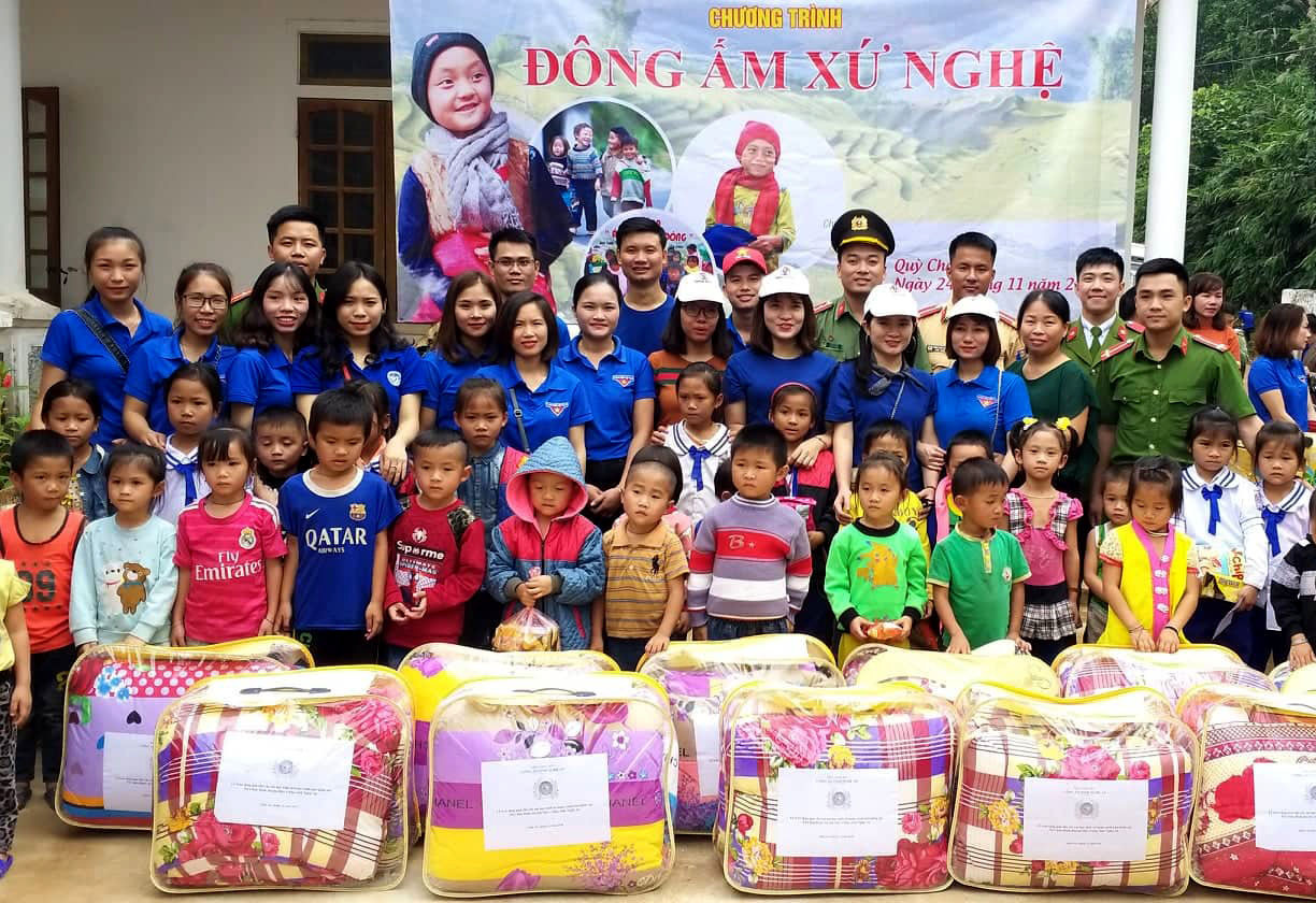 đoàn trao quà cho các em học sinh trường mầm non và tiểu học có hoàn cảnh đặc biệt khó khăn,ảnh Lương Nga