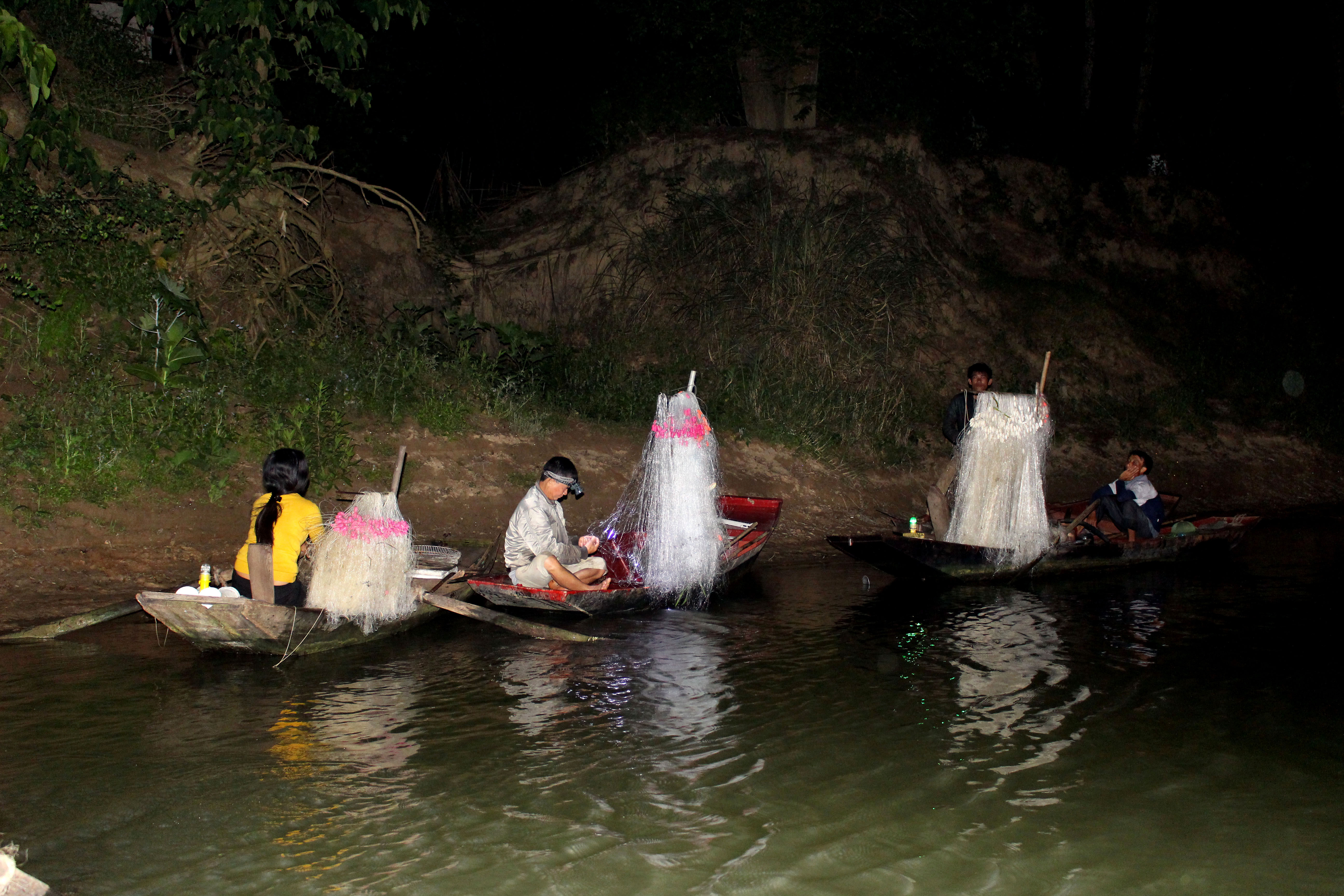 Với những chiếc thuyền con, người dân làng chài luôn phiên ngày đêm đi đánh cá chạp trên sông Lam. Ảnh: Huy Thư