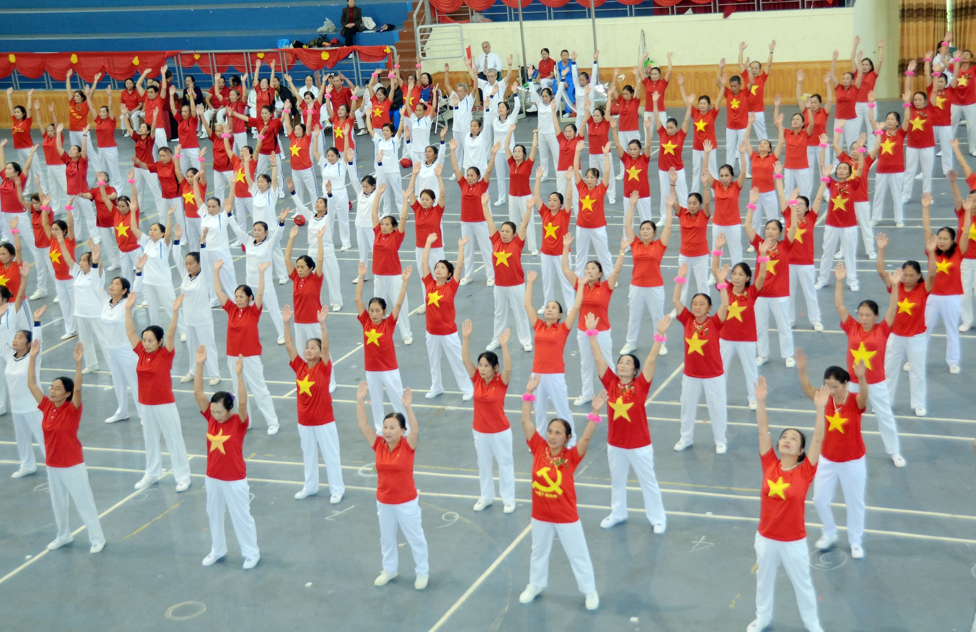 Các câu lạc bộ đồng diễn khai mạc. Ảnh: Thành Chung