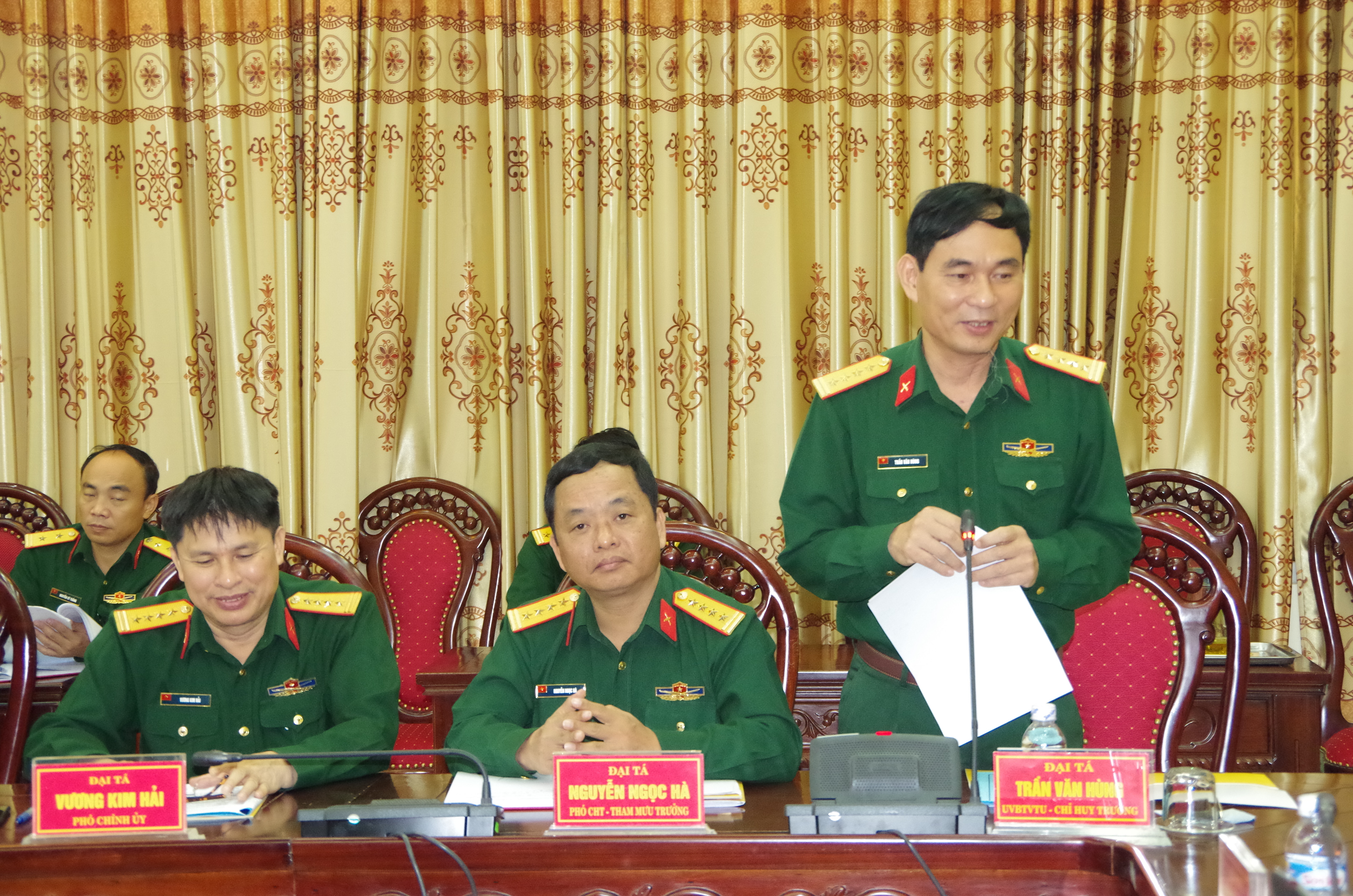 Đại tá Trần Văn Hùng - Chỉ huy trưởng Bộ Chỉ huy Quân sự tỉnh phát biểu tại buổi làm việc. Ảnh Trọng Kiên