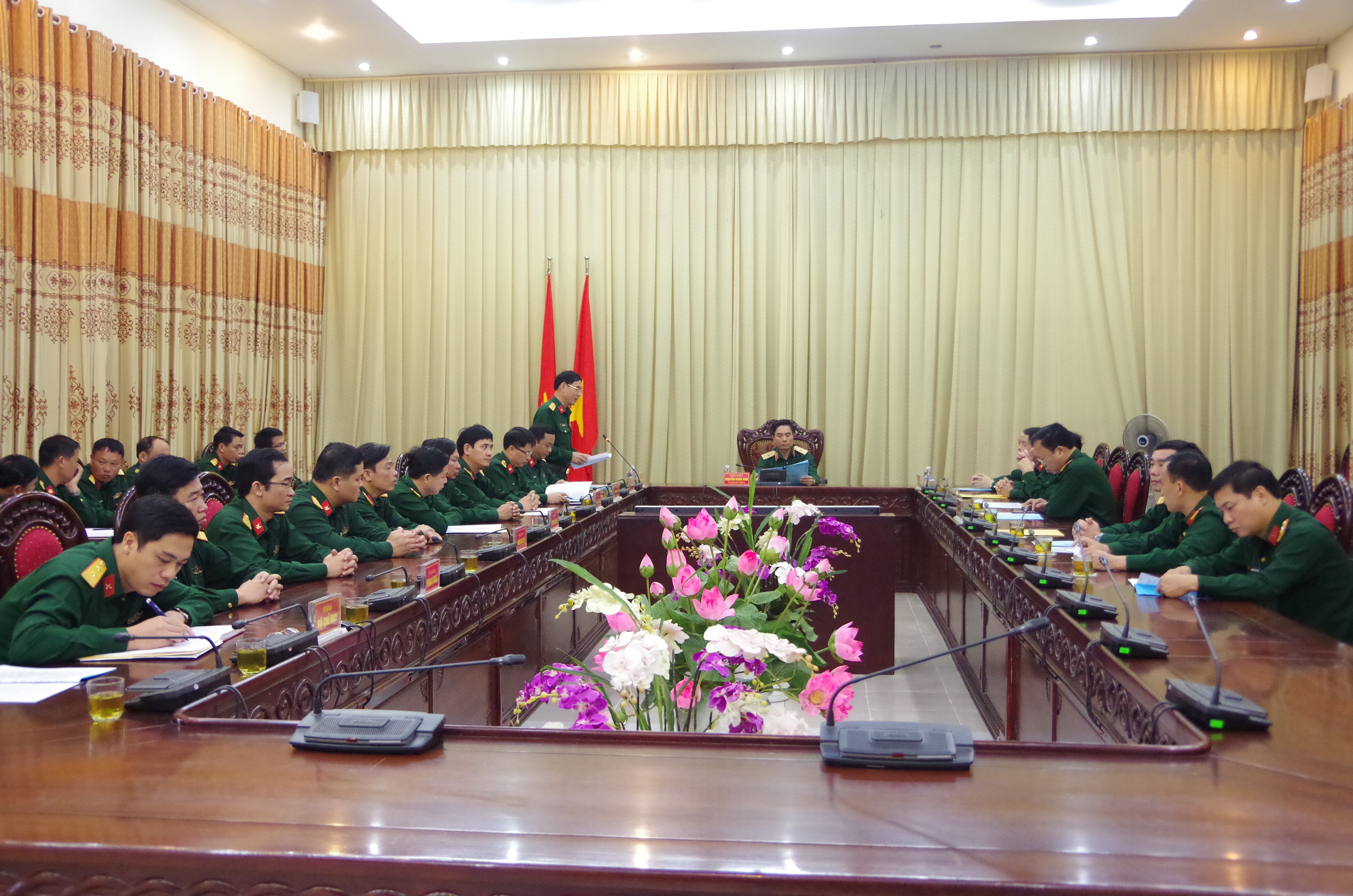 Thiếu tướng Nguyễn Doãn Anh làm việc với Bộ Chỉ huy Quân sự tỉnh Nghệ An. Ảnh Trọng Kiên