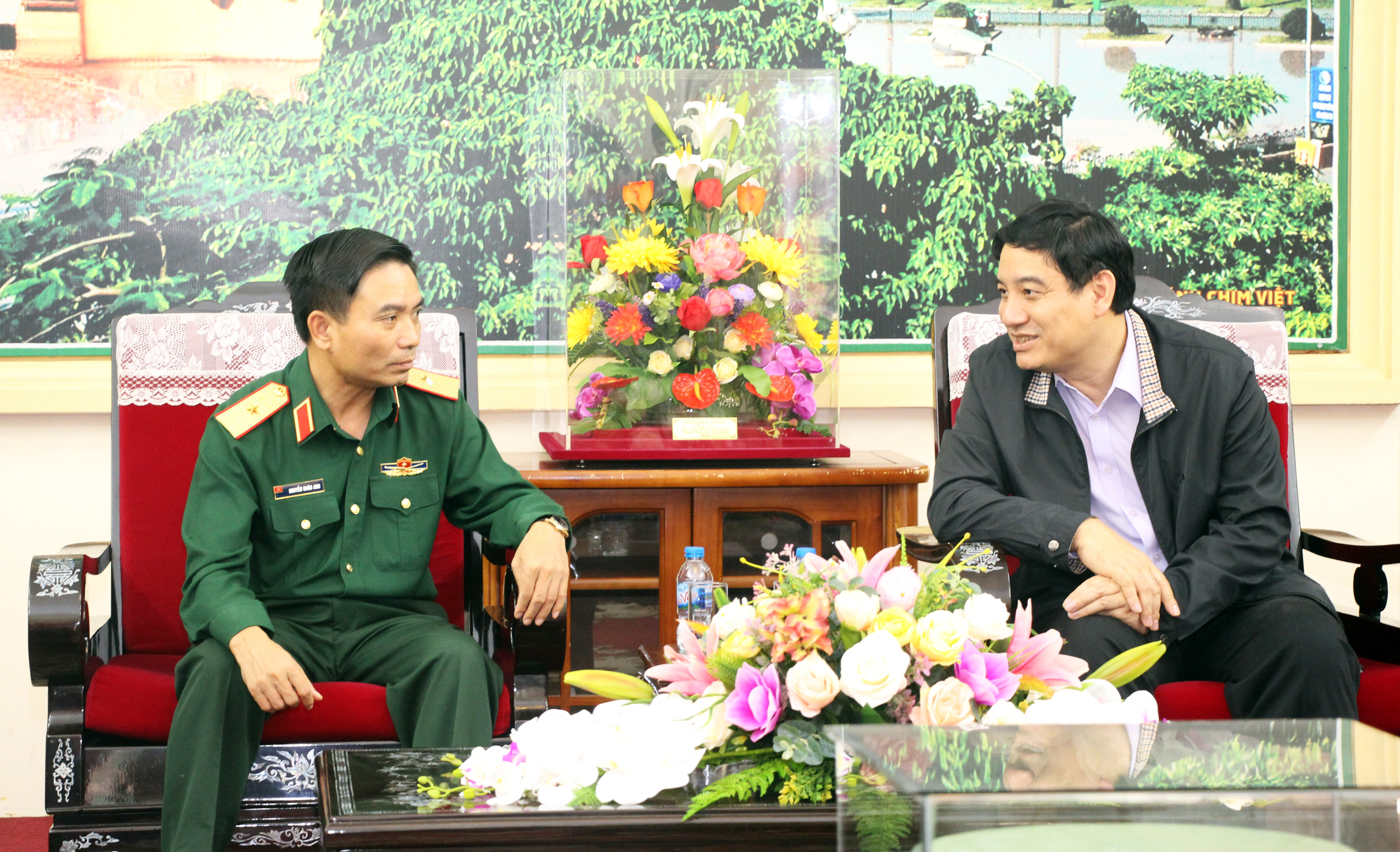 Thiếu tướng Nguyễn Doãn Anh trao đổi với Bí thư Tỉnh ủy Nguyễn Đắc Vinh. Ảnh: Đào Tuấn 
